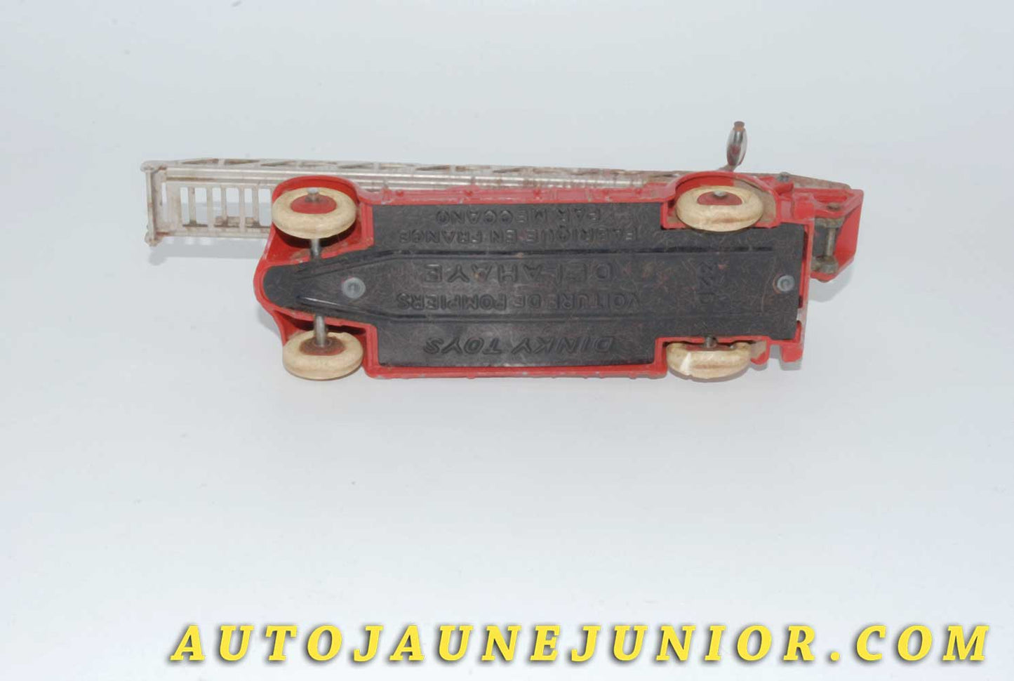 Le #4608 - Dinky Toys - Delahaye - Camion grande échelle pompier est en vente sur Auto Jaune Junior ! Tekno, Politoys, Mebetoys, Mercury, Joal, Diapet, Märklin, TootsieToys.Vous avez le même jouet ? Profitez de notre expertise pour vous accompagner dans la vente de vos modèles ou votre collection ! Nous achetons tous lots de miniatures ! Contactez nous ! contact@autojaunejunior.com.