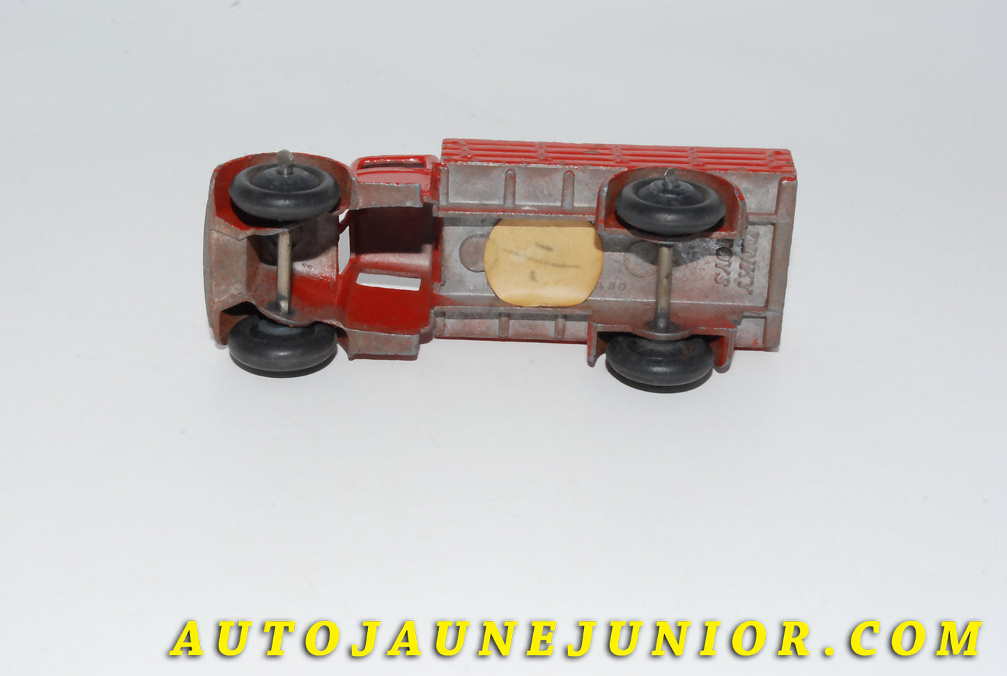 Le #4630 - Dinky Toys - Camion - Ridelles est en vente sur Auto Jaune Junior ! Tekno, Politoys, Mebetoys, Mercury, Joal, Diapet, Märklin, TootsieToys.Vous avez le même jouet ? Profitez de notre expertise pour vous accompagner dans la vente de vos modèles ou votre collection ! Nous achetons tous lots de miniatures ! Contactez nous ! contact@autojaunejunior.com.