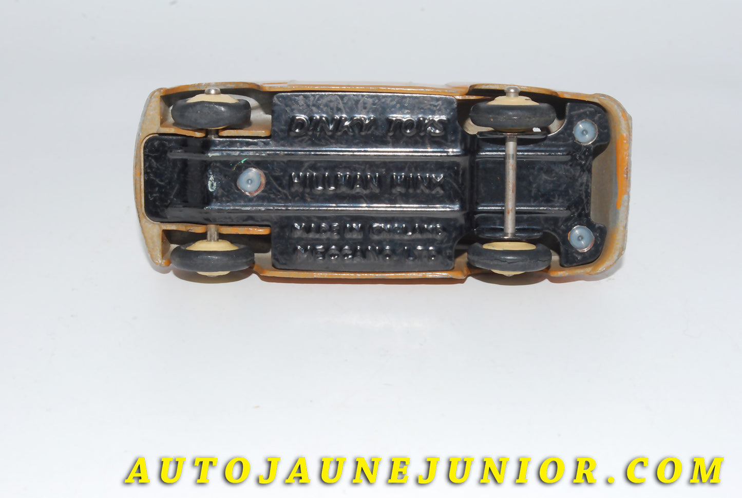 Le #4647 - Dinky Toys - Hillman - Minx Caramel est en vente sur Auto Jaune Junior ! Tekno, Politoys, Mebetoys, Mercury, Joal, Diapet, Märklin, TootsieToys.Vous avez le même jouet ? Profitez de notre expertise pour vous accompagner dans la vente de vos modèles ou votre collection ! Nous achetons tous lots de miniatures ! Contactez nous ! contact@autojaunejunior.com.