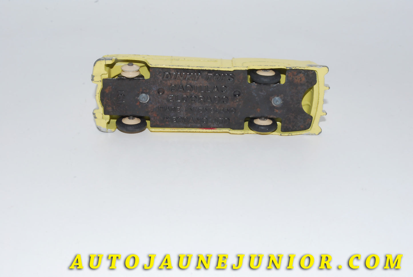 Le #4659 - Dinky Toys - Cadillac - Eldorado Cabriolet est en vente sur Auto Jaune Junior ! Tekno, Politoys, Mebetoys, Mercury, Joal, Diapet, Märklin, TootsieToys.Vous avez le même jouet ? Profitez de notre expertise pour vous accompagner dans la vente de vos modèles ou votre collection ! Nous achetons tous lots de miniatures ! Contactez nous ! contact@autojaunejunior.com.