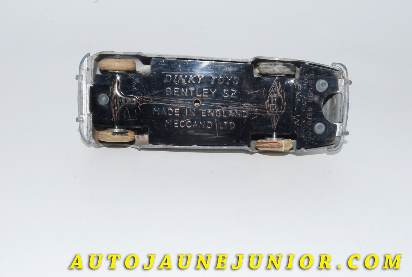 Le #4662 - Dinky Toys - Bentley - Cabriolet S2 est en vente sur Auto Jaune Junior ! Tekno, Politoys, Mebetoys, Mercury, Joal, Diapet, Märklin, TootsieToys.Vous avez le même jouet ? Profitez de notre expertise pour vous accompagner dans la vente de vos modèles ou votre collection ! Nous achetons tous lots de miniatures ! Contactez nous ! contact@autojaunejunior.com.