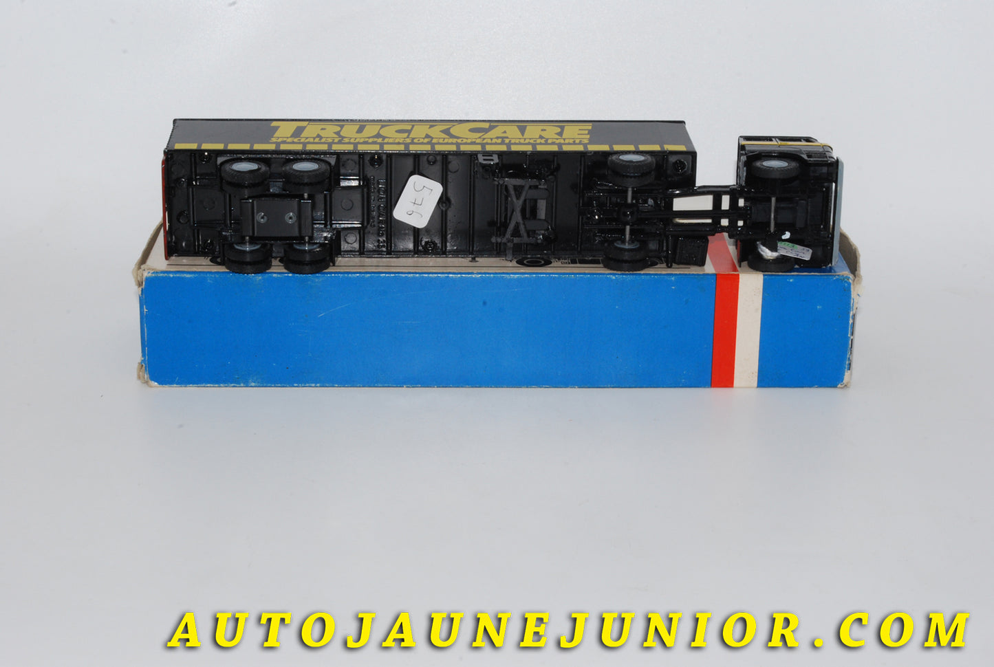 Le #4701 - Lion Car - DAF - Camion semi-remorque fourgon tôlé Eurotrailer "TruckCare" avec cabine de type 2800 Trekker est en vente sur Auto Jaune Junior ! Tekno, Politoys, Mebetoys, Mercury, Joal, Diapet, Märklin, TootsieToys.Vous avez le même jouet ? Profitez de notre expertise pour vous accompagner dans la vente de vos modèles ou votre collection ! Nous achetons tous lots de miniatures ! Contactez nous ! contact@autojaunejunior.com.