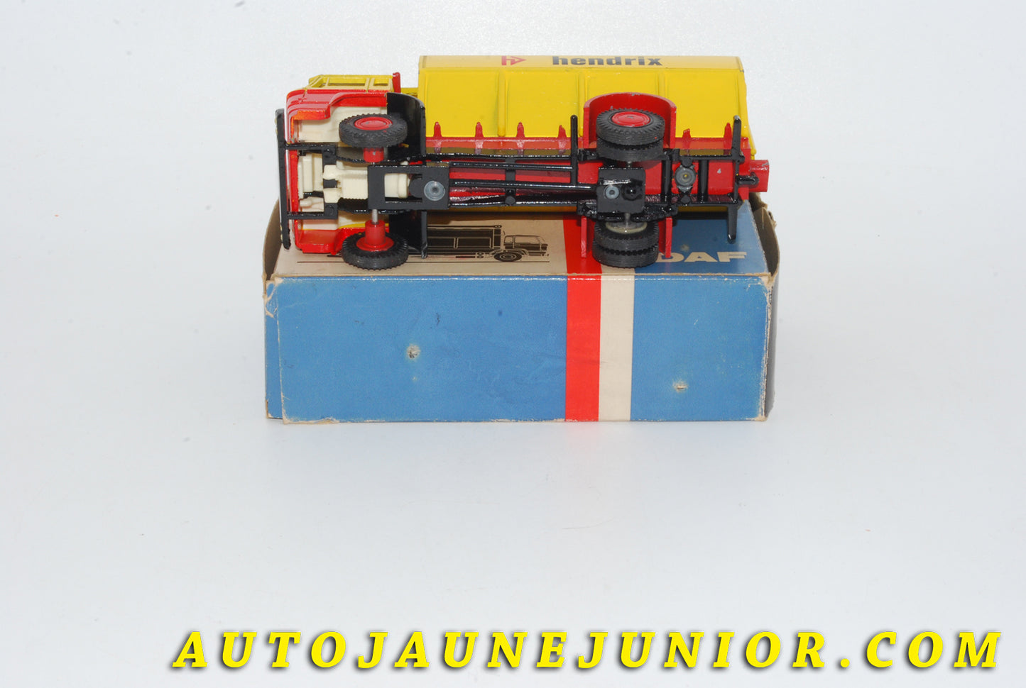 Le #4703 - Lion Car - DAF - 2000 camion d'alimentation pour bétail (BulkWagen) "Hendrix" est en vente sur Auto Jaune Junior ! Tekno, Politoys, Mebetoys, Mercury, Joal, Diapet, Märklin, TootsieToys.Vous avez le même jouet ? Profitez de notre expertise pour vous accompagner dans la vente de vos modèles ou votre collection ! Nous achetons tous lots de miniatures ! Contactez nous ! contact@autojaunejunior.com.