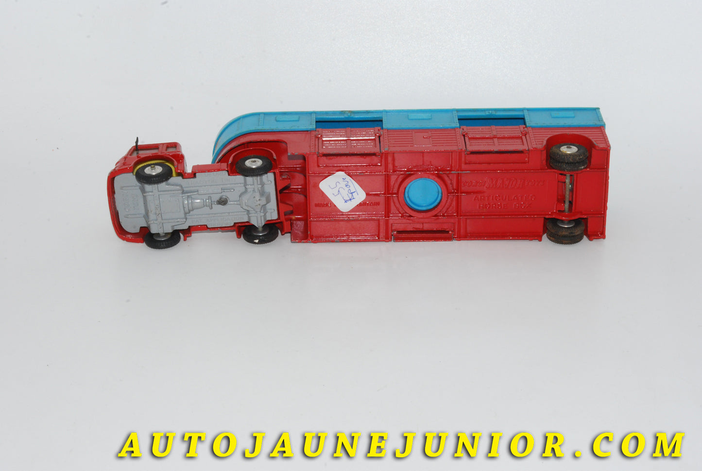 Le #4729 - Corgi Toys - Bedford - TK semi remorque chevaux cirque Chipperfields est en vente sur Auto Jaune Junior ! Tekno, Politoys, Mebetoys, Mercury, Joal, Diapet, Märklin, TootsieToys.Vous avez le même jouet ? Profitez de notre expertise pour vous accompagner dans la vente de vos modèles ou votre collection ! Nous achetons tous lots de miniatures ! Contactez nous ! contact@autojaunejunior.com.