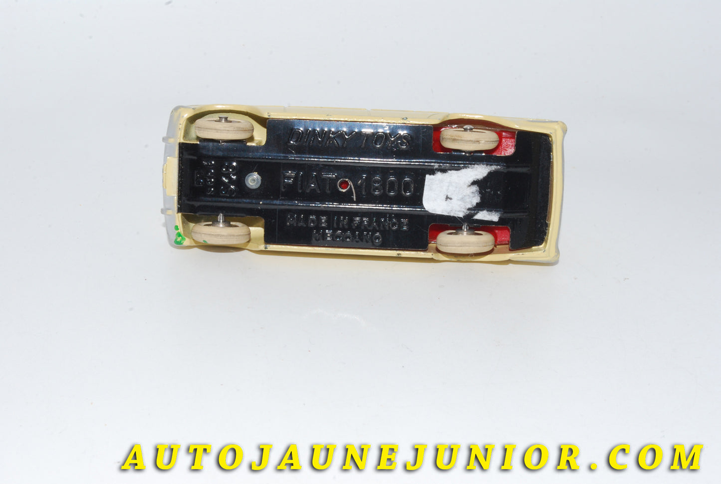 Le #4762 - Dinky Toys - Fiat - 1800 familiale (Moins fréquente couleure) est en vente sur Auto Jaune Junior ! Tekno, Politoys, Mebetoys, Mercury, Joal, Diapet, Märklin, TootsieToys.Vous avez le même jouet ? Profitez de notre expertise pour vous accompagner dans la vente de vos modèles ou votre collection ! Nous achetons tous lots de miniatures ! Contactez nous ! contact@autojaunejunior.com.