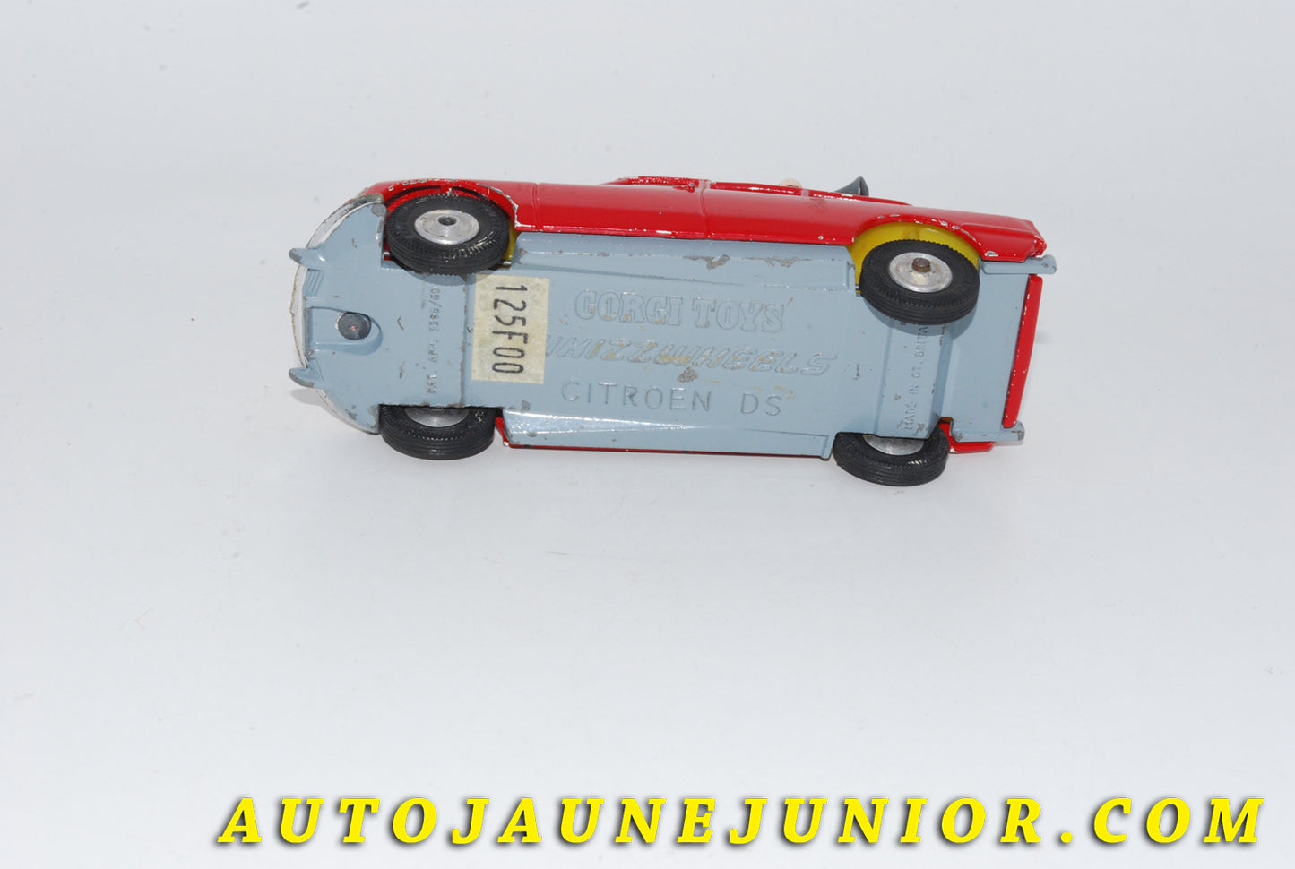 Le #4802 - Corgi Toys - Citroën - DS21 pick up Paramout Tour de France (TRES PEU FREQUENTE PREMIERE VERSION !) est en vente sur Auto Jaune Junior ! Tekno, Politoys, Mebetoys, Mercury, Joal, Diapet, Märklin, TootsieToys.Vous avez le même jouet ? Profitez de notre expertise pour vous accompagner dans la vente de vos modèles ou votre collection ! Nous achetons tous lots de miniatures ! Contactez nous ! contact@autojaunejunior.com.