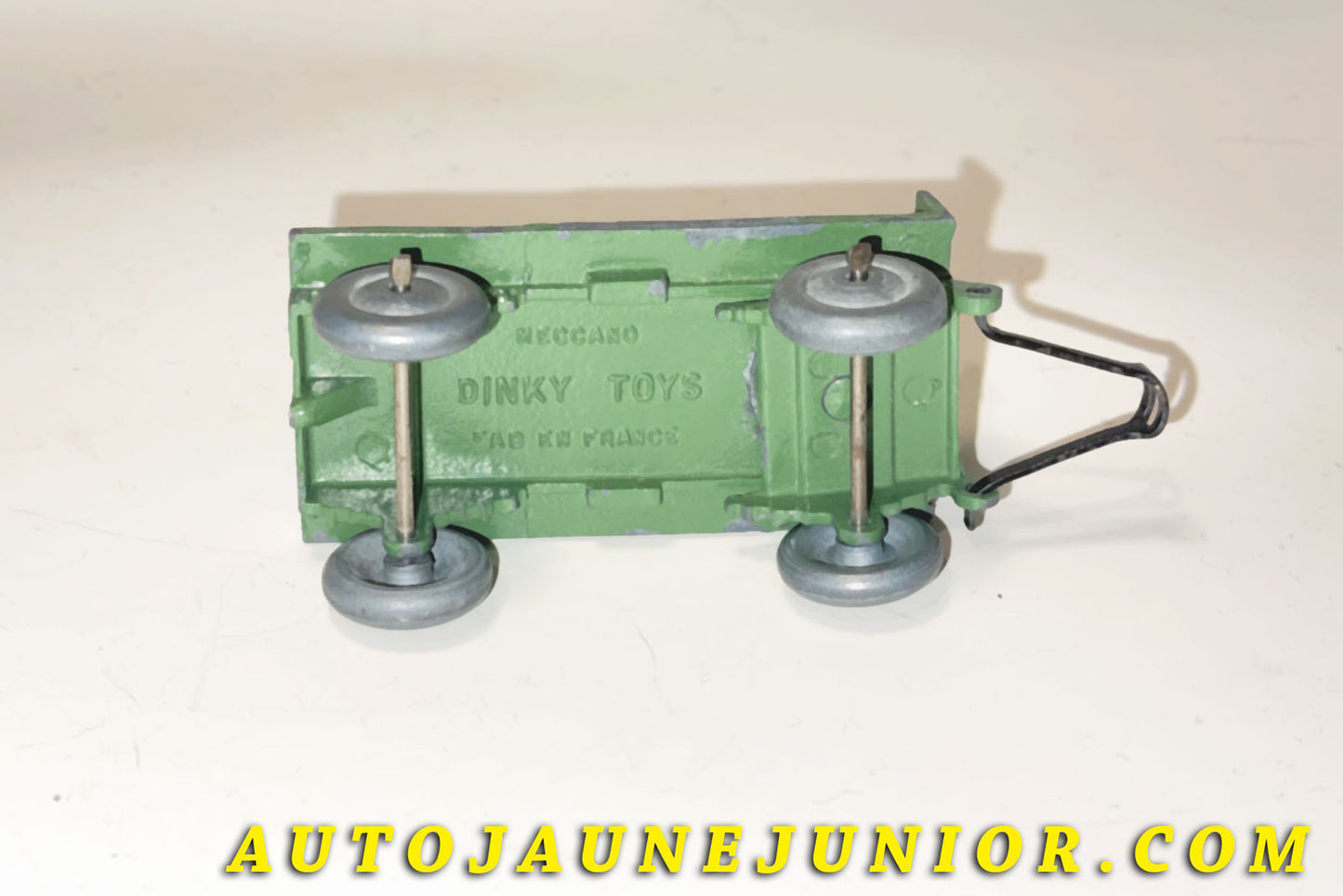 Le Dinky Toys Remorque Remorque plateau 2 essieux (Roues en zamac brut !) est en vente sur Auto Jaune Junior ! Découvrez nos collections de diecast Tekno, Politoys, Mebetoys, Mercury, Joal, Diapet, Märklin, TootsieToys.AutoJaune Junior ; Vous avez le même jouet ? Profitez de notre expertise pour vous accompagner dans la vente de vos modèles ou votre collection ! Nous achetons tous lots de miniatures ! Contactez nous !