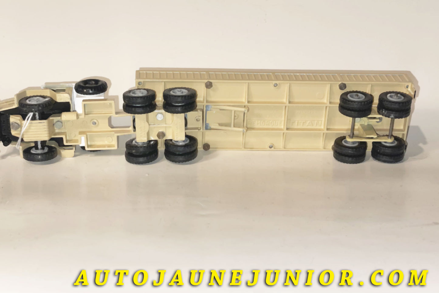 Le Solido Unic Tracteur Sahara semi remorque ridelles Titan est en vente sur Auto Jaune Junior ! Découvrez nos collections de diecast Tekno, Politoys, Mebetoys, Mercury, Joal, Diapet, Märklin, TootsieToys.AutoJaune Junior ; Vous avez le même jouet ? Profitez de notre expertise pour vous accompagner dans la vente de vos modèles ou votre collection ! Nous achetons tous lots de miniatures ! Contactez nous !