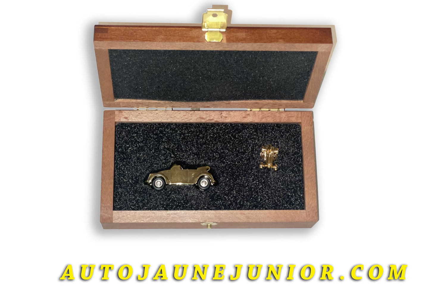 Le Schuco Volkswagen Coffret "Noel 2012" avec 1200' Cabrioleyt et Pin's Monoplace0 est en vente sur Auto Jaune Junior ! Découvrez nos collections de diecast Tekno, Politoys, Mebetoys, Mercury, Joal, Diapet, Märklin, TootsieToys.AutoJaune Junior ; Vous avez le même jouet ? Profitez de notre expertise pour vous accompagner dans la vente de vos modèles ou votre collection ! Nous achetons tous lots de miniatures ! Contactez nous !