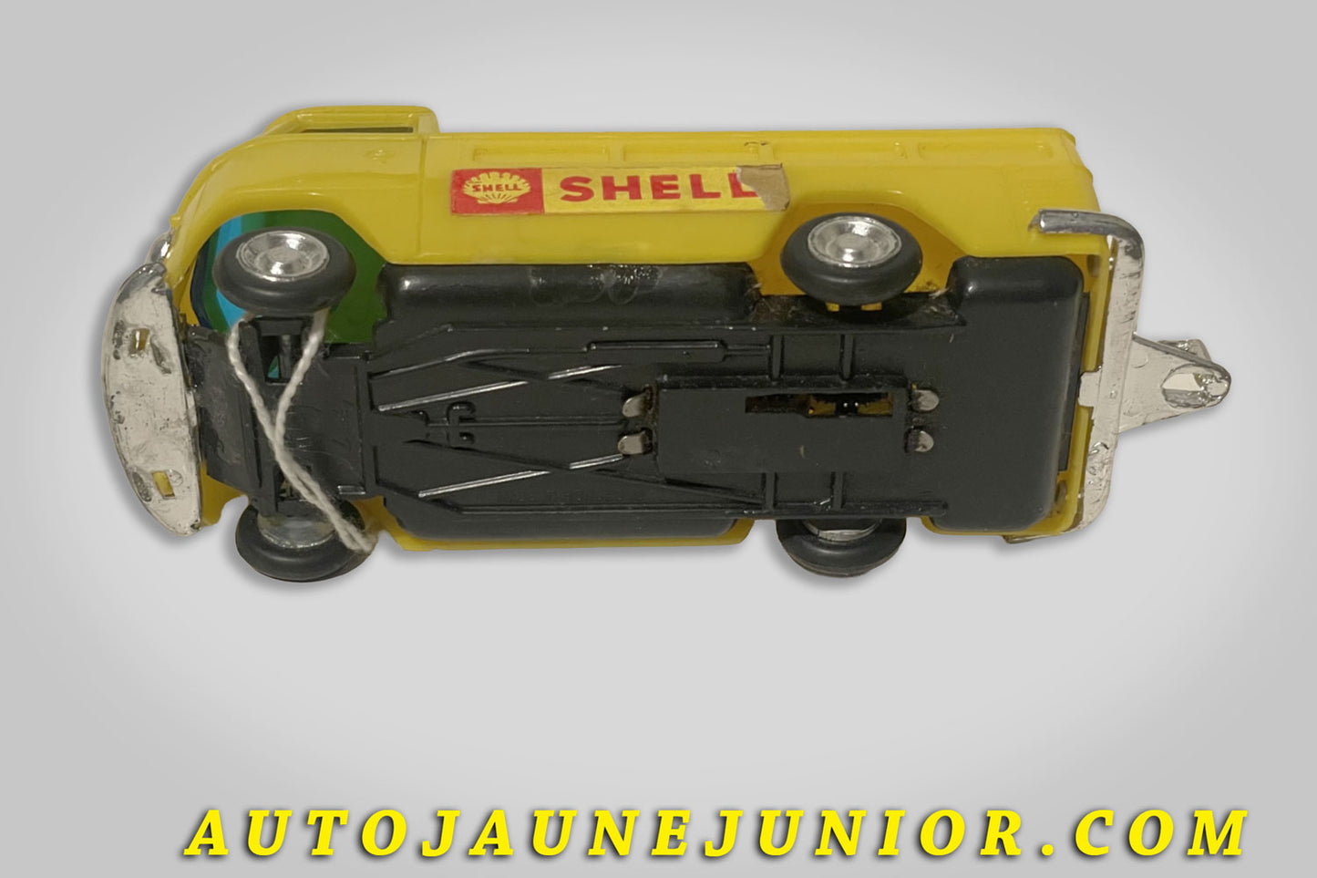 Le Europa Volkswagen Kombi T1 pick up Shell est en vente sur Auto Jaune Junior ! Découvrez nos collections de diecast Tekno, Politoys, Mebetoys, Mercury, Joal, Diapet, Märklin, TootsieToys.AutoJaune Junior ; Vous avez le même jouet ? Profitez de notre expertise pour vous accompagner dans la vente de vos modèles ou votre collection ! Nous achetons tous lots de miniatures ! Contactez nous !
