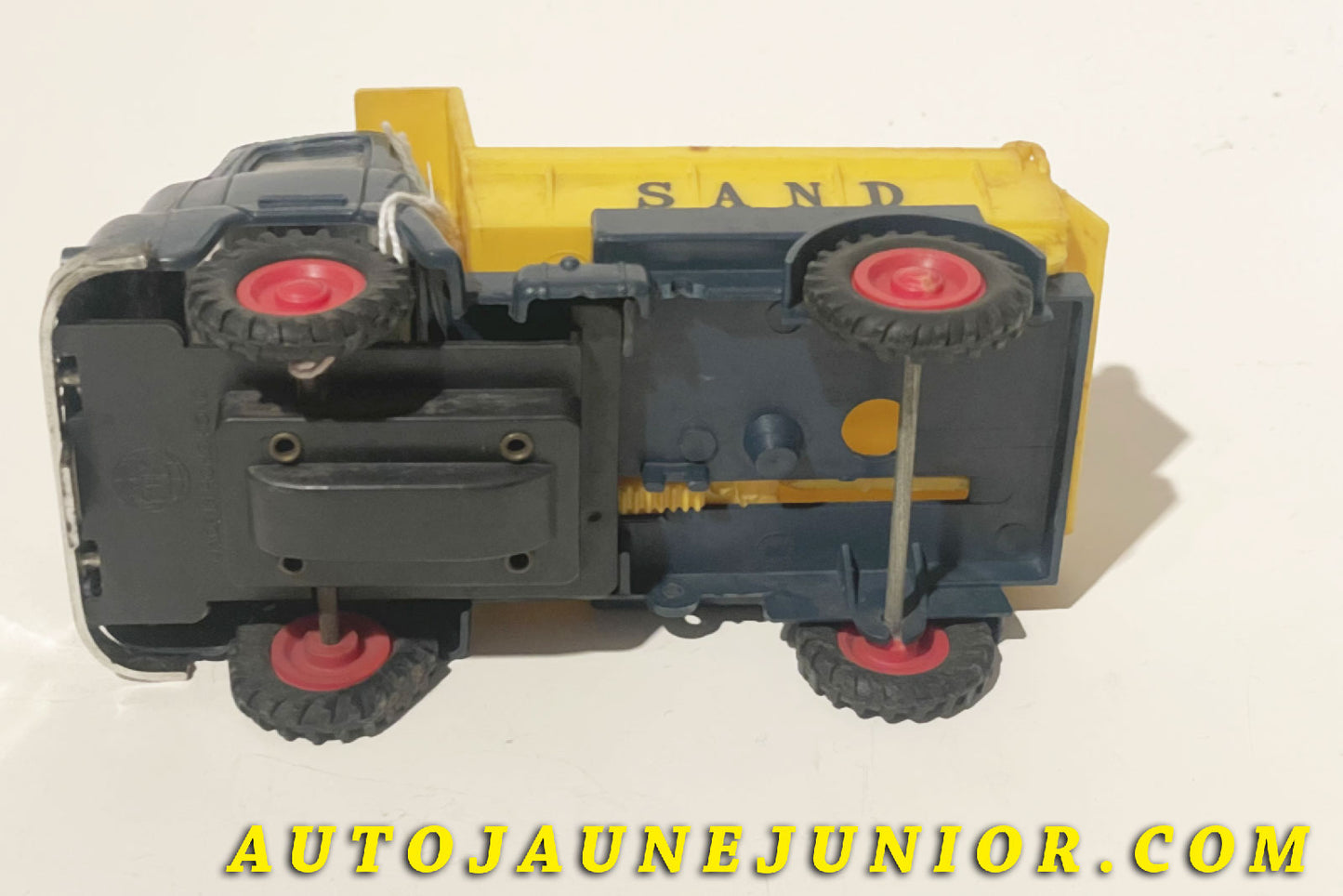 Le OK Albion Camion benne basculante "Sand" est en vente sur Auto Jaune Junior ! Découvrez nos collections de diecast Tekno, Politoys, Mebetoys, Mercury, Joal, Diapet, Märklin, TootsieToys.AutoJaune Junior ; Vous avez le même jouet ? Profitez de notre expertise pour vous accompagner dans la vente de vos modèles ou votre collection ! Nous achetons tous lots de miniatures ! Contactez nous !