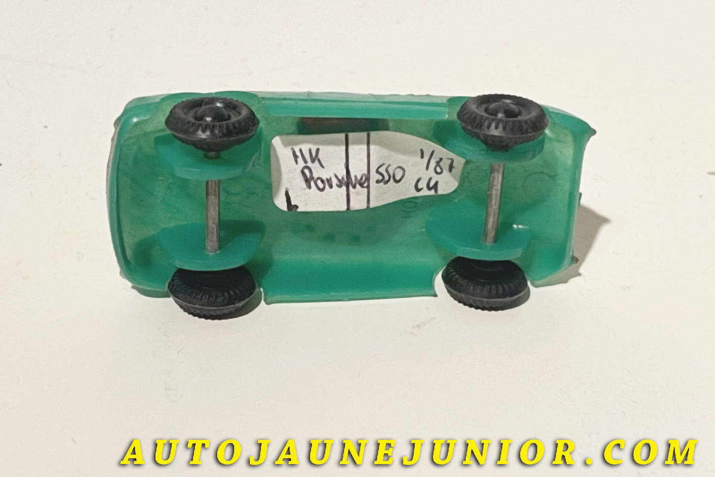 Le Hong-Kong Porsche 550 Soyder est en vente sur Auto Jaune Junior ! Découvrez nos collections de diecast Tekno, Politoys, Mebetoys, Mercury, Joal, Diapet, Märklin, TootsieToys.AutoJaune Junior ; Vous avez le même jouet ? Profitez de notre expertise pour vous accompagner dans la vente de vos modèles ou votre collection ! Nous achetons tous lots de miniatures ! Contactez nous !
