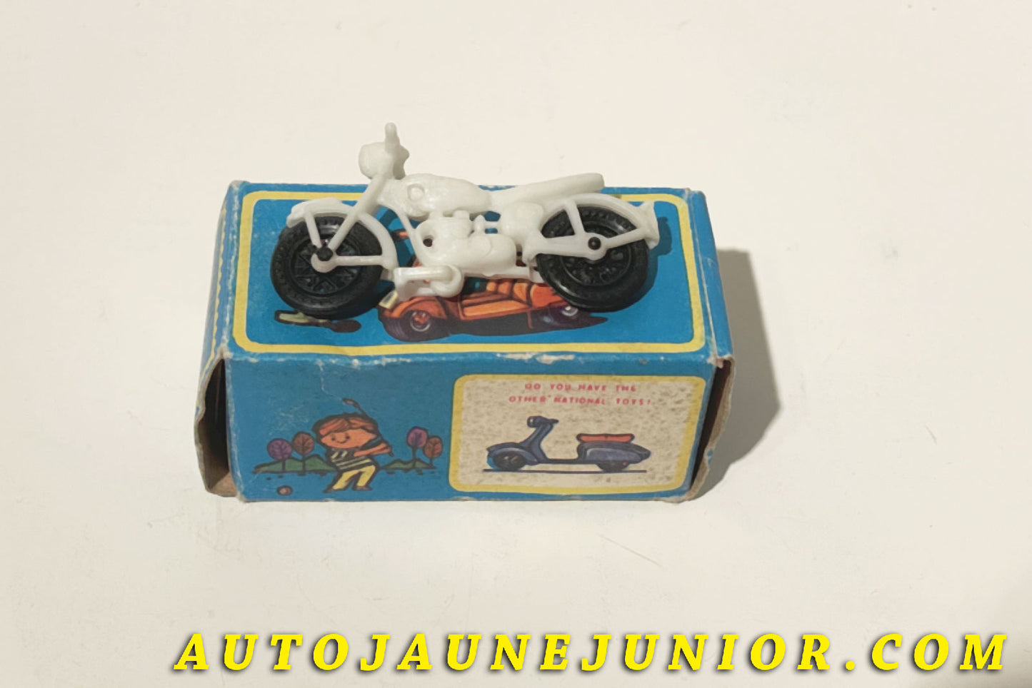 Le Hong-Kong Vespa 2 roues motorisée est en vente sur Auto Jaune Junior ! Découvrez nos collections de diecast Tekno, Politoys, Mebetoys, Mercury, Joal, Diapet, Märklin, TootsieToys.AutoJaune Junior ; Vous avez le même jouet ? Profitez de notre expertise pour vous accompagner dans la vente de vos modèles ou votre collection ! Nous achetons tous lots de miniatures ! Contactez nous !