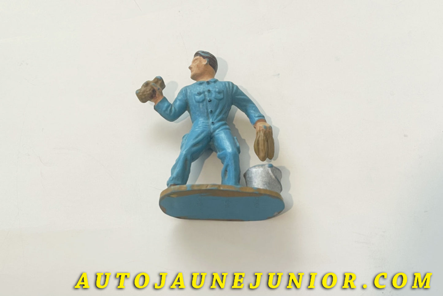 Le Starlux Personnage Laveur de voitures est en vente sur Auto Jaune Junior ! Découvrez nos collections de diecast Tekno, Politoys, Mebetoys, Mercury, Joal, Diapet, Märklin, TootsieToys.AutoJaune Junior ; Vous avez le même jouet ? Profitez de notre expertise pour vous accompagner dans la vente de vos modèles ou votre collection ! Nous achetons tous lots de miniatures ! Contactez nous !