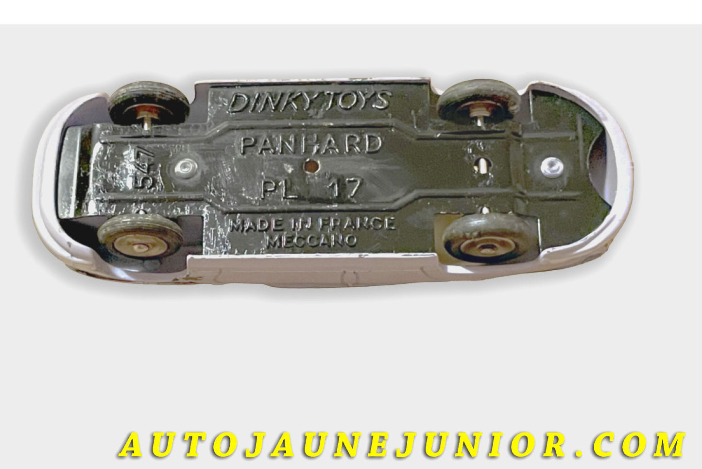 Le Dinky Toys Panhard PL 17 Berline est en vente sur Auto Jaune Junior ! Découvrez nos collections de diecast Tekno, Politoys, Mebetoys, Mercury, Joal, Diapet, Märklin, TootsieToys.AutoJaune Junior ; Vous avez le même jouet ? Profitez de notre expertise pour vous accompagner dans la vente de vos modèles ou votre collection ! Nous achetons tous lots de miniatures ! Contactez nous !