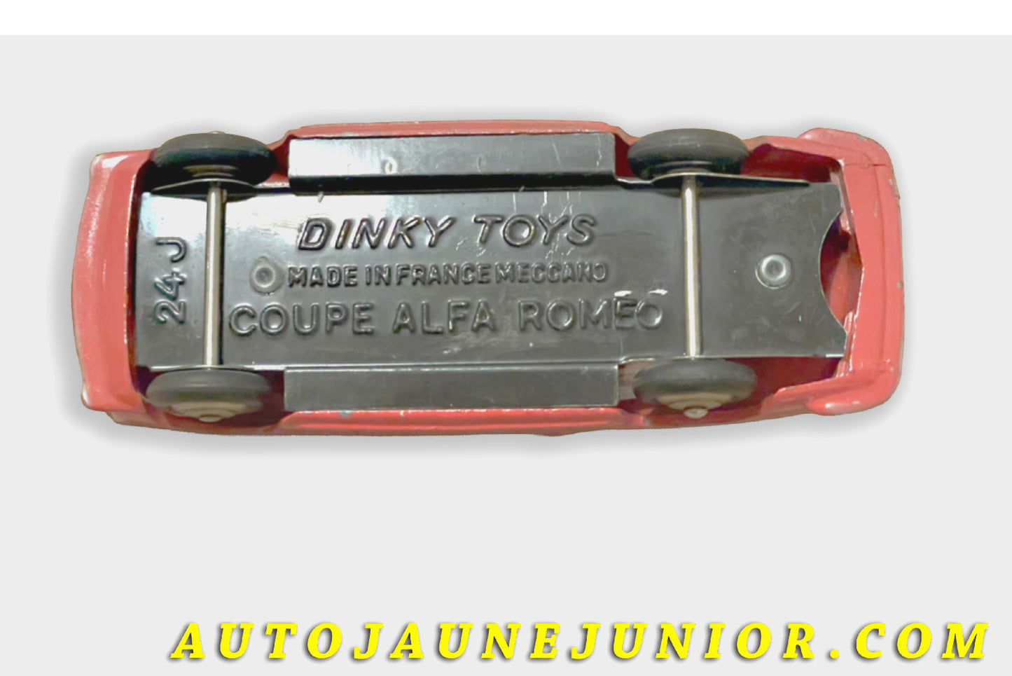 Le Dinky Toys Alfa Roméo 1900 Coupé est en vente sur Auto Jaune Junior ! Découvrez nos collections de diecast Tekno, Politoys, Mebetoys, Mercury, Joal, Diapet, Märklin, TootsieToys.AutoJaune Junior ; Vous avez le même jouet ? Profitez de notre expertise pour vous accompagner dans la vente de vos modèles ou votre collection ! Nous achetons tous lots de miniatures ! Contactez nous !