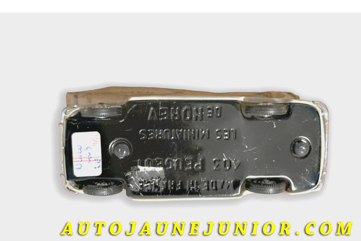 Le Norev Peugeot 403 Berline est en vente sur Auto Jaune Junior ! Découvrez nos collections de diecast Tekno, Politoys, Mebetoys, Mercury, Joal, Diapet, Märklin, TootsieToys.AutoJaune Junior ; Vous avez le même jouet ? Profitez de notre expertise pour vous accompagner dans la vente de vos modèles ou votre collection ! Nous achetons tous lots de miniatures ! Contactez nous !
