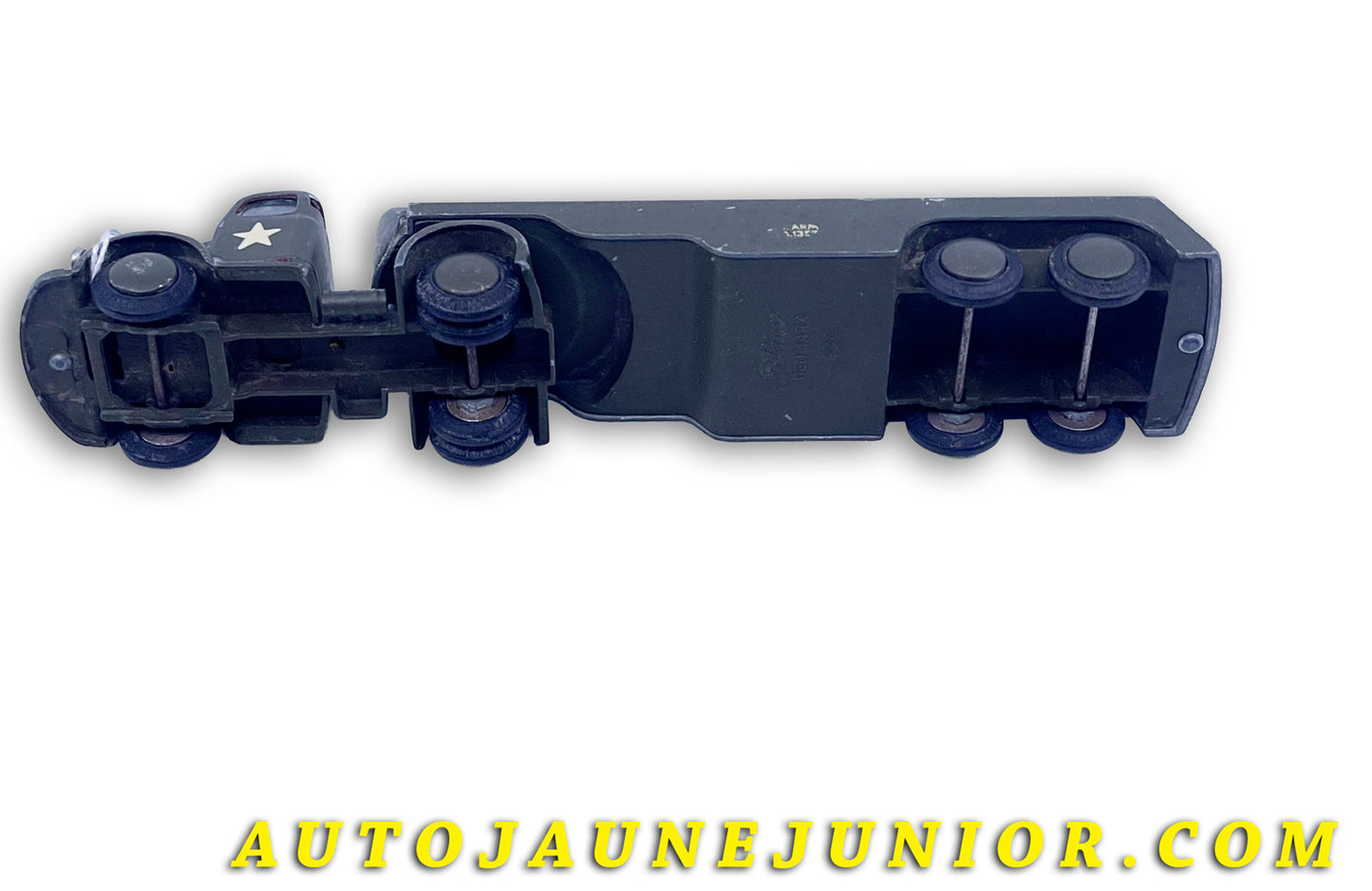 Le Tekno Volvo N88 tracteur semi remorque citerne"US army" est en vente sur Auto Jaune Junior ! Découvrez nos collections de diecast Tekno, Politoys, Mebetoys, Mercury, Joal, Diapet, Märklin, TootsieToys.AutoJaune Junior ; Vous avez le même jouet ? Profitez de notre expertise pour vous accompagner dans la vente de vos modèles ou votre collection ! Nous achetons tous lots de miniatures ! Contactez nous !