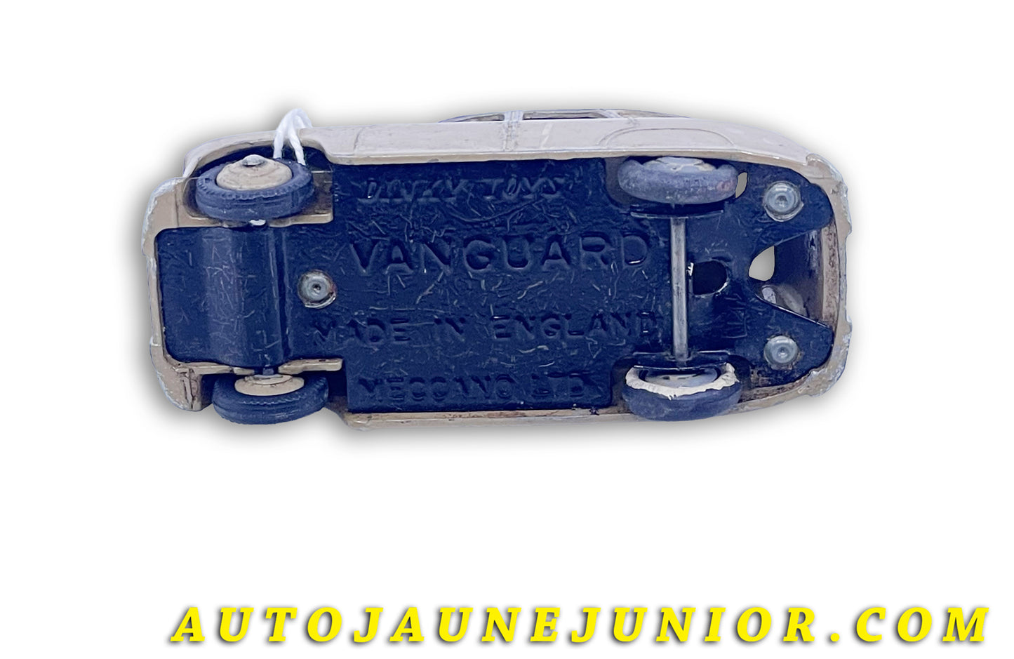 Le Dinky Toys Standard Vanguard Type 2 est en vente sur Auto Jaune Junior ! Découvrez nos collections de diecast Tekno, Politoys, Mebetoys, Mercury, Joal, Diapet, Märklin, TootsieToys.AutoJaune Junior ; Vous avez le même jouet ? Profitez de notre expertise pour vous accompagner dans la vente de vos modèles ou votre collection ! Nous achetons tous lots de miniatures ! Contactez nous !