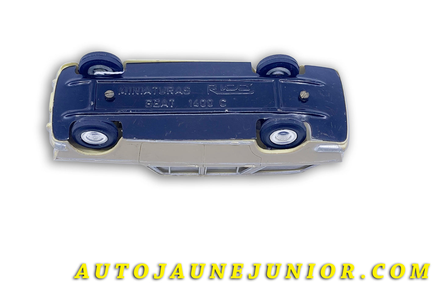Le Rico Seat 1400 Breack à frictions est en vente sur Auto Jaune Junior ! Découvrez nos collections de diecast Tekno, Politoys, Mebetoys, Mercury, Joal, Diapet, Märklin, TootsieToys.AutoJaune Junior ; Vous avez le même jouet ? Profitez de notre expertise pour vous accompagner dans la vente de vos modèles ou votre collection ! Nous achetons tous lots de miniatures ! Contactez nous !
