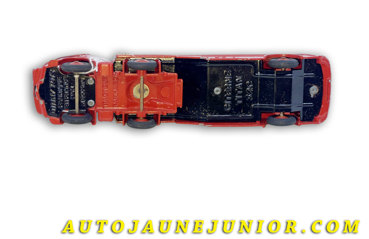 Le Dinky Toys Panhard Movic semi remorque citerne Esso (Pavillon lisse !) est en vente sur Auto Jaune Junior ! Découvrez nos collections de diecast Tekno, Politoys, Mebetoys, Mercury, Joal, Diapet, Märklin, TootsieToys.Vous avez le même jouet ? Profitez de notre expertise pour vous accompagner dans la vente de vos modèles ou votre collection ! Nous achetons tous lots de miniatures ! Contactez nous !