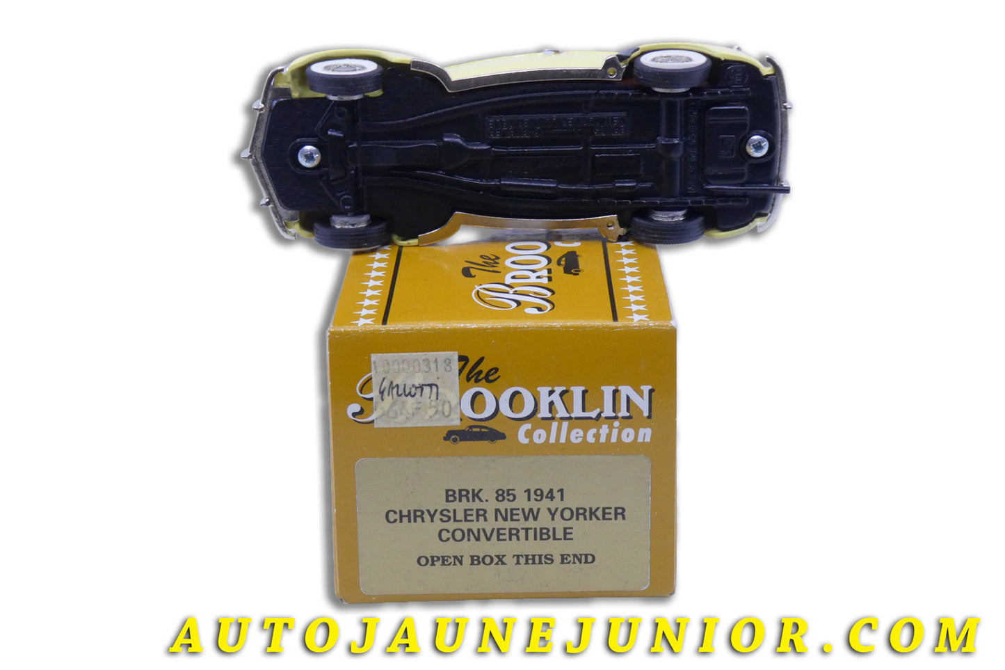 Le Brooklin Chrysler New Yorker Convertible 1941 #85 est en vente sur Auto Jaune Junior ! Découvrez nos collections de diecast Tekno, Politoys, Mebetoys, Mercury, Joal, Diapet, Märklin, TootsieToys.AutoJaune Junior ; Vous avez le même jouet ? Profitez de notre expertise pour vous accompagner dans la vente de vos modèles ou votre collection ! Nous achetons tous lots de miniatures ! Contactez nous !