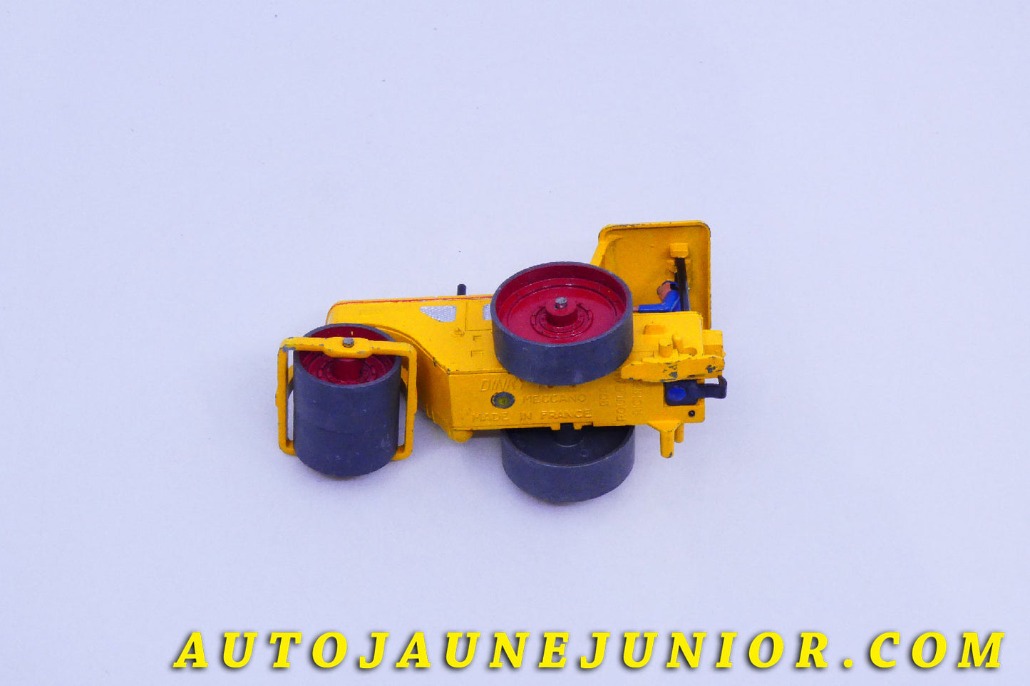 Le #5438 - Dinky Toys - Richier - Rouleau Compresseur est en vente sur Auto Jaune Junior ! Tekno, Politoys, Mebetoys, Mercury, Joal, Diapet, Märklin, TootsieToys.Vous avez le même jouet ? Profitez de notre expertise pour vous accompagner dans la vente de vos modèles ou votre collection ! Nous achetons tous lots de miniatures ! Contactez nous ! contact@autojaunejunior.com.