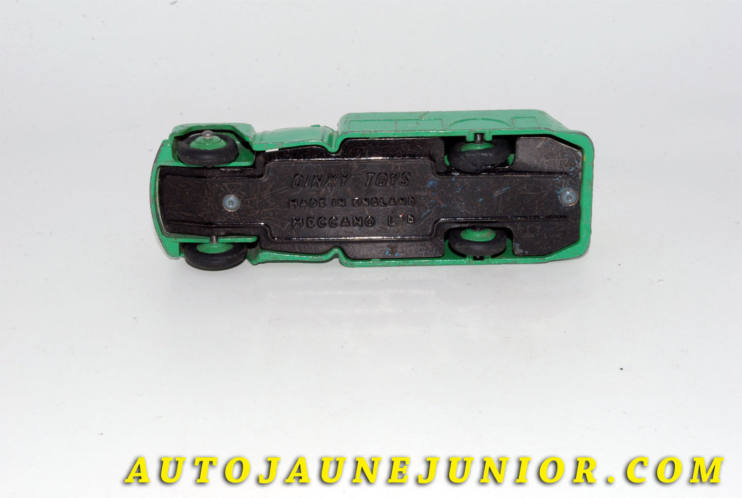 Le #5518 - Dinky Toys - Studebaker - Camion citerne (Rare version sans publicité !) est en vente sur Auto Jaune Junior ! Tekno, Politoys, Mebetoys, Mercury, Joal, Diapet, Märklin, TootsieToys.Vous avez le même jouet ? Profitez de notre expertise pour vous accompagner dans la vente de vos modèles ou votre collection ! Nous achetons tous lots de miniatures ! Contactez nous ! contact@autojaunejunior.com.