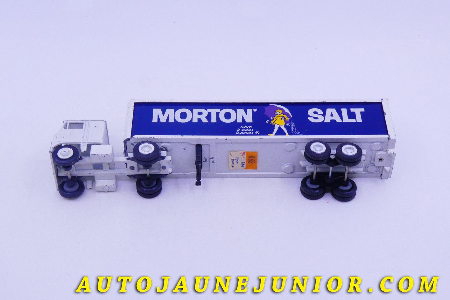 Le #5802 - Winross - White - 7000 semi fourgon "Morton salt" est en vente sur Auto Jaune Junior ! Tekno, Politoys, Mebetoys, Mercury, Joal, Diapet, Märklin, TootsieToys.Vous avez le même jouet ? Profitez de notre expertise pour vous accompagner dans la vente de vos modèles ou votre collection ! Nous achetons tous lots de miniatures ! Contactez nous ! contact@autojaunejunior.com.