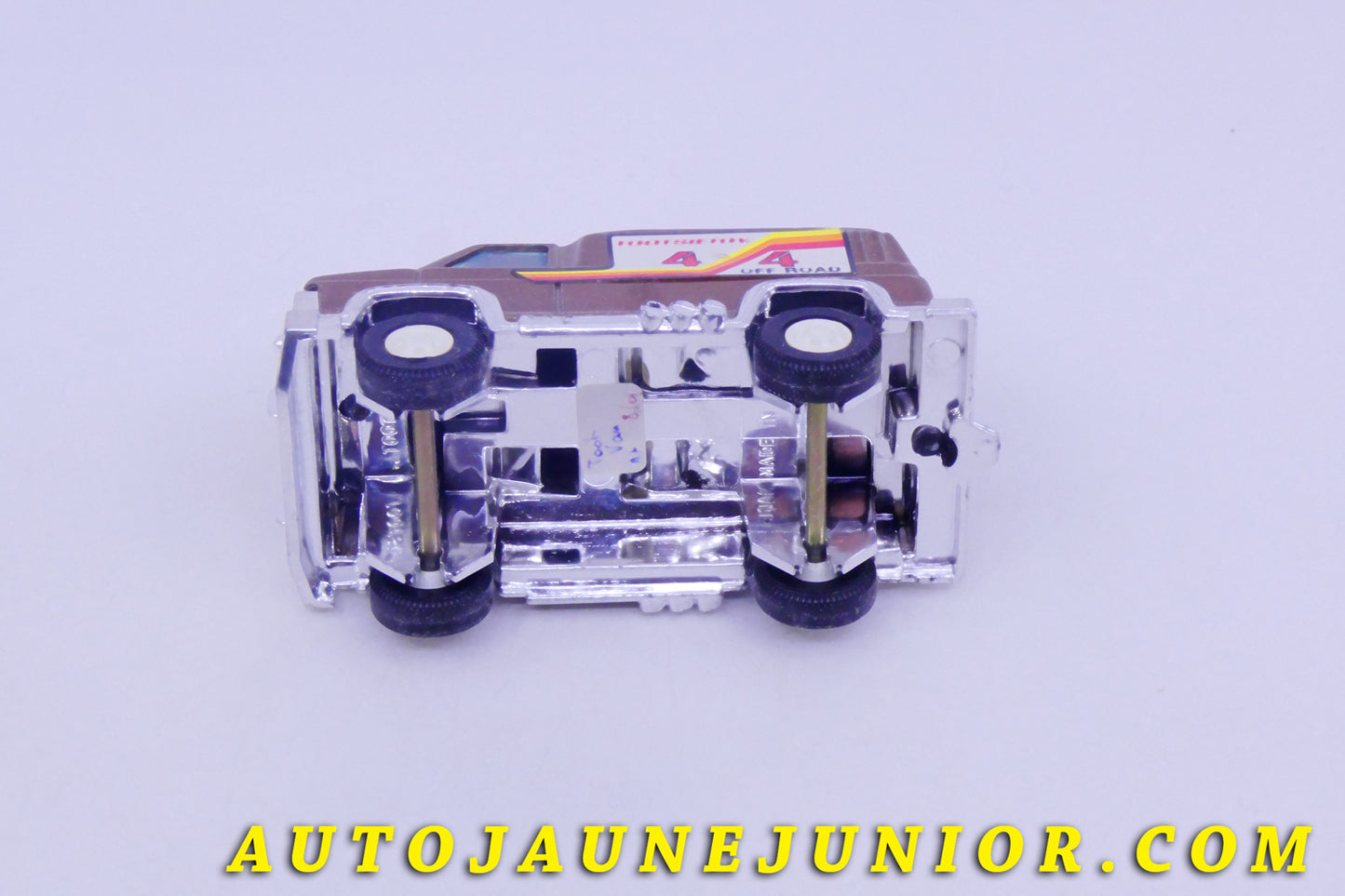 Le #5804 - Tootsietoys - Chevrolet - Van Chevy Blazer - Version Wagon avec Galeries - "TootsieToys 4 by 4 Off Road" est en vente sur Auto Jaune Junior ! Tekno, Politoys, Mebetoys, Mercury, Joal, Diapet, Märklin, TootsieToys.Vous avez le même jouet ? Profitez de notre expertise pour vous accompagner dans la vente de vos modèles ou votre collection ! Nous achetons tous lots de miniatures ! Contactez nous ! contact@autojaunejunior.com.