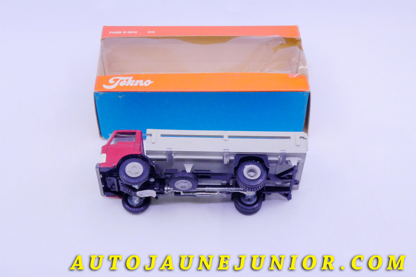 Le #5811 - Tekno - Ford - D800 Ridelles est en vente sur Auto Jaune Junior ! Tekno, Politoys, Mebetoys, Mercury, Joal, Diapet, Märklin, TootsieToys.Vous avez le même jouet ? Profitez de notre expertise pour vous accompagner dans la vente de vos modèles ou votre collection ! Nous achetons tous lots de miniatures ! Contactez nous ! contact@autojaunejunior.com.