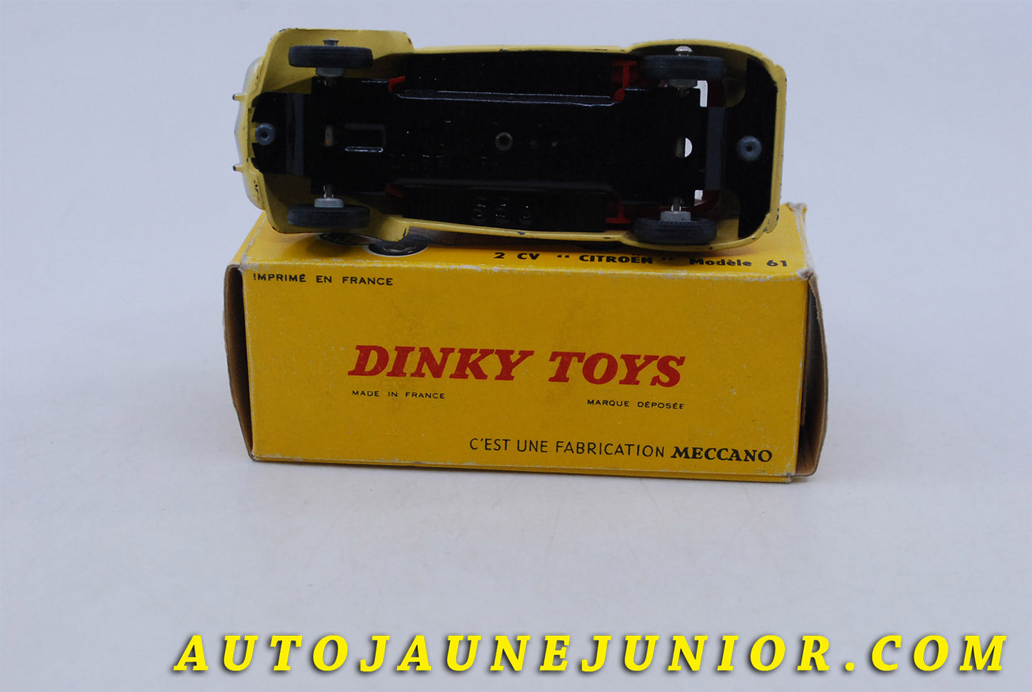Le Dinky Toys – Citroën 2cv '61 Azam - est en vente sur Auto Jaune Junior ! Découvrez nos collections de diecast: Dinky-Toys, Corgi, Corgi-Toys, Solido, Norev, Minialuxe, CIJ, C-I-J, JRD, J-R-D, Matchbox, Majorette, Tekno, Politoys, Mebetoys, Mercury, Joal, Diapet, Märklin, TootsieToys.