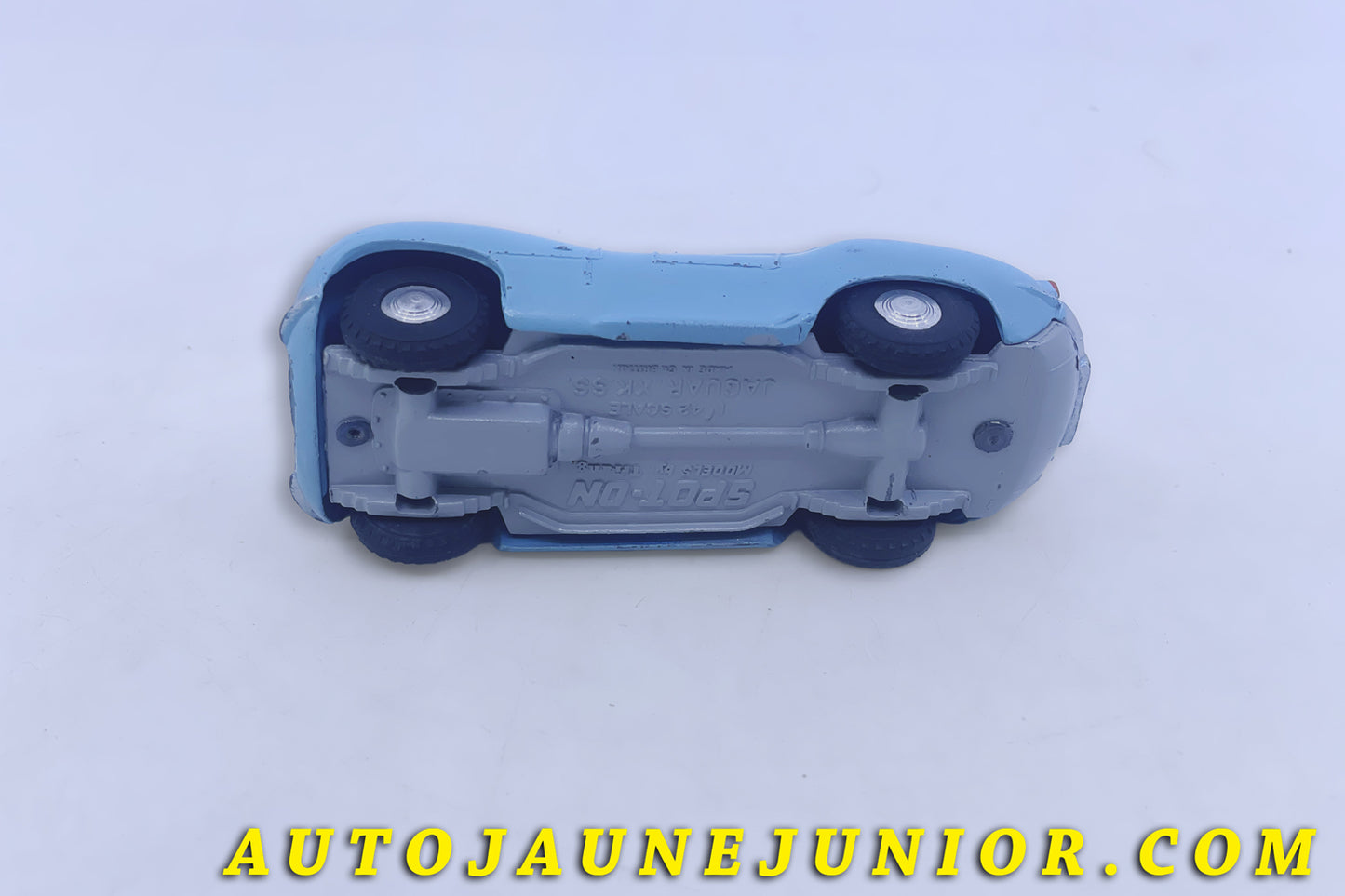 Le #6300 - Spot-On - Jaguar - XKSS cabriolet est en vente sur Auto Jaune Junior ! Tekno, Politoys, Mebetoys, Mercury, Joal, Diapet, Märklin, TootsieToys.Vous avez le même jouet ? Profitez de notre expertise pour vous accompagner dans la vente de vos modèles ou votre collection ! Nous achetons tous lots de miniatures ! Contactez nous ! contact@autojaunejunior.com.