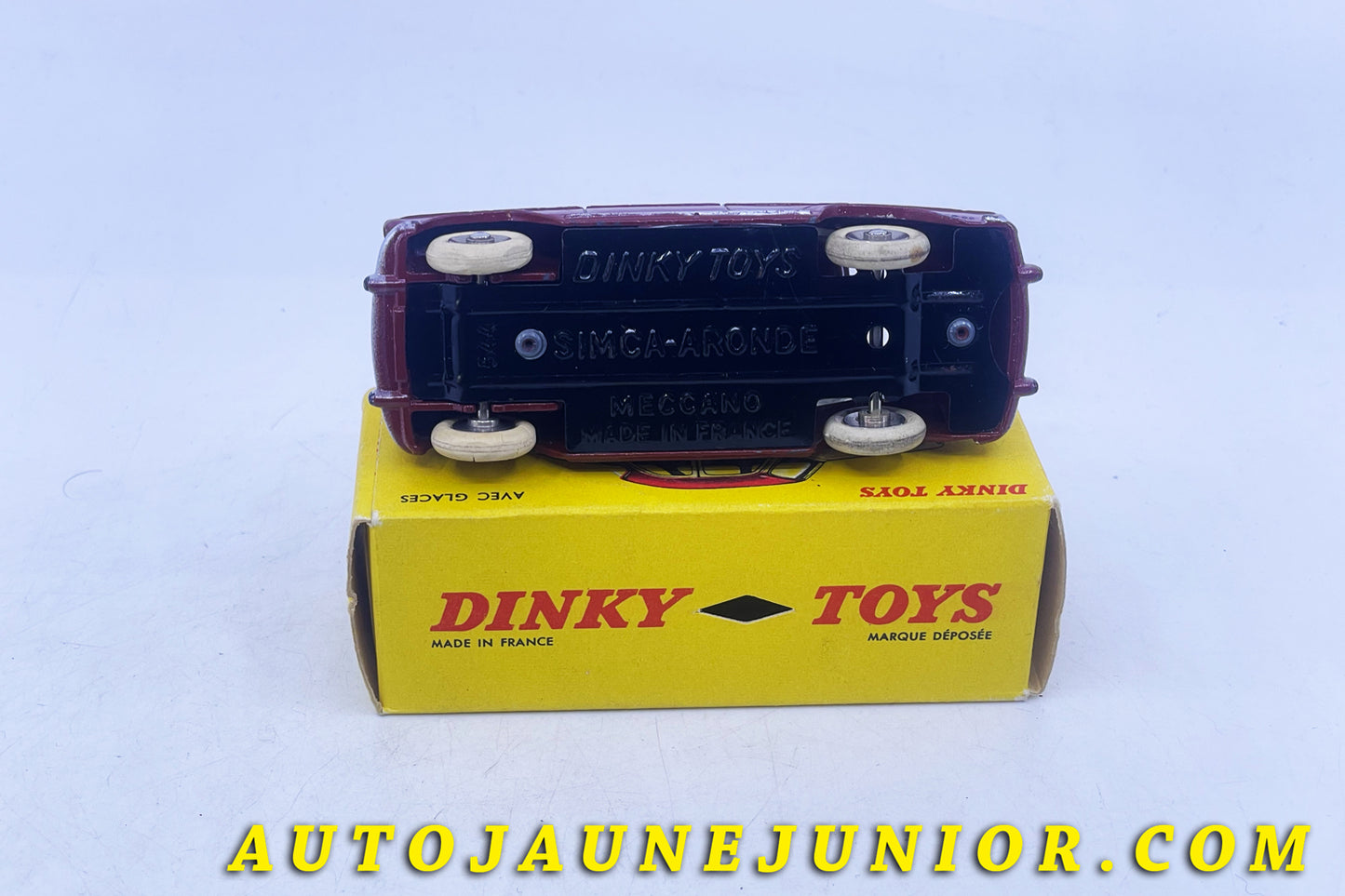 Le #6311 - Dinky Toys - Simca - P60 avec Jantes concaves ! est en vente sur Auto Jaune Junior ! Tekno, Politoys, Mebetoys, Mercury, Joal, Diapet, Märklin, TootsieToys.Vous avez le même jouet ? Profitez de notre expertise pour vous accompagner dans la vente de vos modèles ou votre collection ! Nous achetons tous lots de miniatures ! Contactez nous ! contact@autojaunejunior.com.