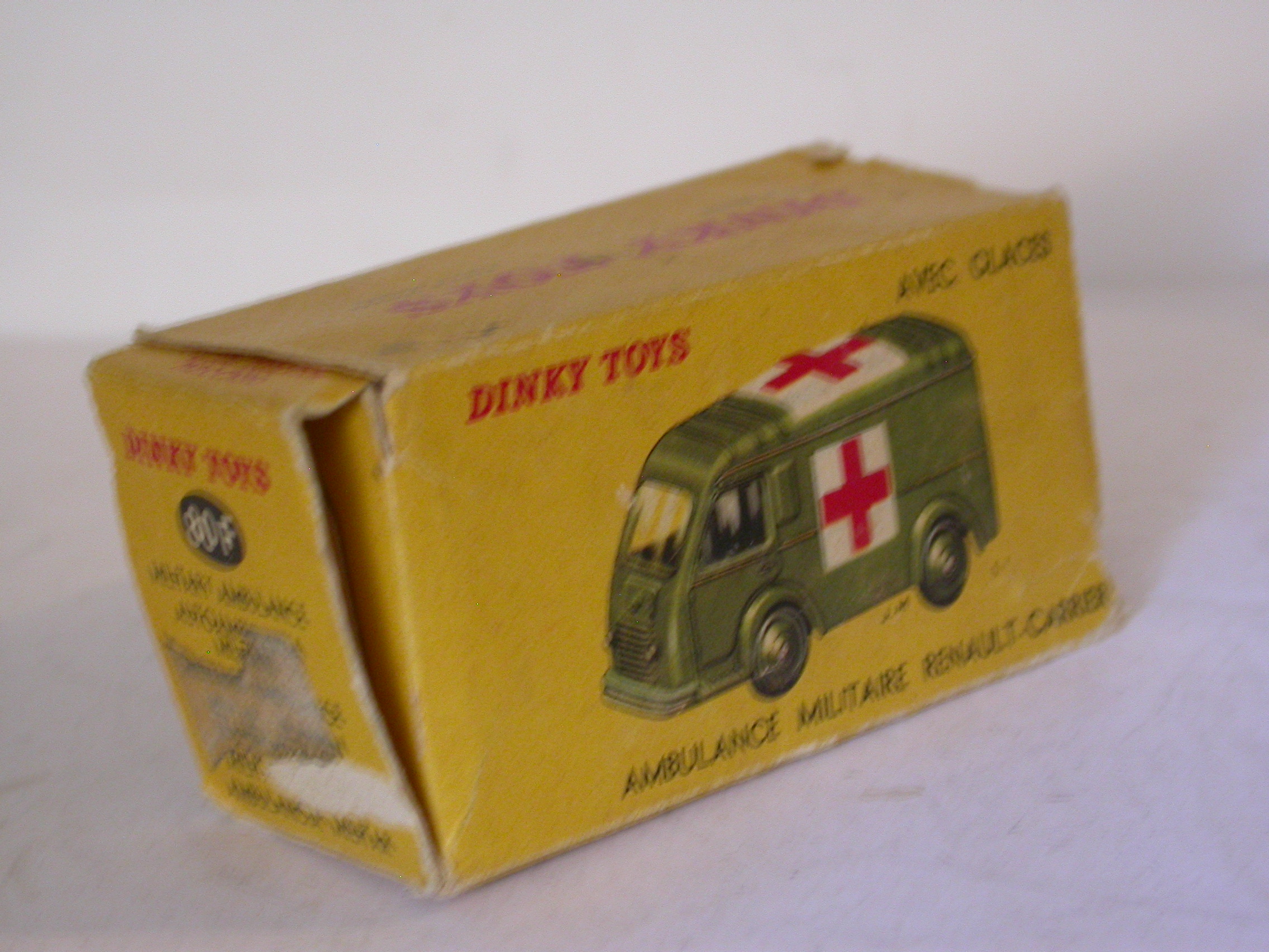 Dinky Toys France Ambulance militaire carrier avec glaces