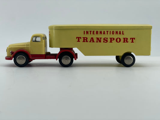 Le #3238 - Tekno - Volvo - N88 semi remorque "International Transport" est en vente sur Auto Jaune Junior ! Découvrez nos collections de diecast Dinky-Toys, Corgi, Corgi-Toys, Solido, Norev.. Découvrez notre magasin physique, AutoJaune Paris, ouvert en 1984 par Vincent Espinasse. 41 rue Cavendish, 75019 Paris. Tel: 01 42 40 61 23. Ouvert les mardi et vendredi de 13h à 19h.