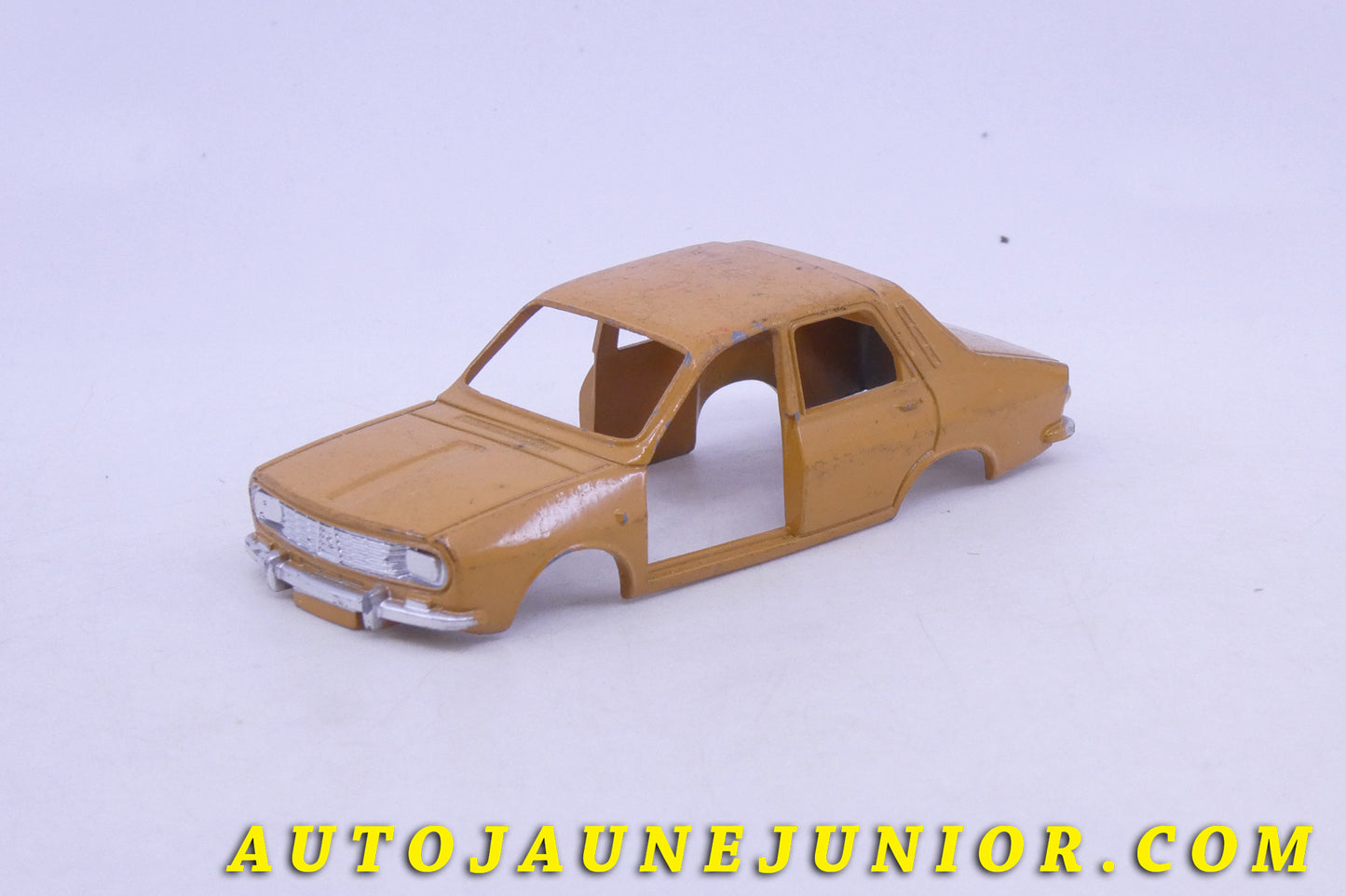 Le Dinky Toys Renault R12 Berline (Coque peinte seule d'origine) est en vente sur Auto Jaune Junior ! Découvrez nos collections de diecast Dinky-Toys, Corgi, Corgi-Toys, Solido, Norev… AutoJaune Junior ; Retrouvez AutoJauneJunior au magasin AutoJaune Paris, ouvert en 1984 par Vincent Espinasse. 