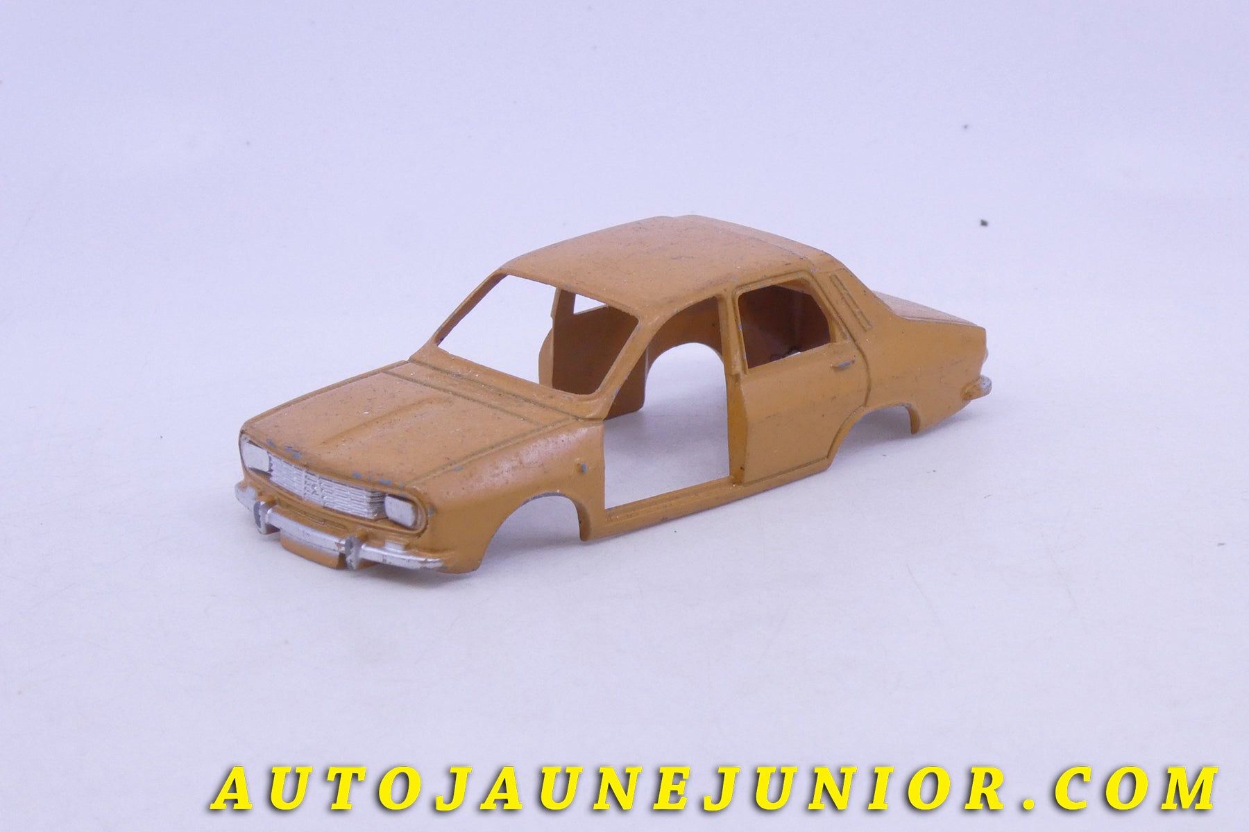 Le Dinky Toys Renault R12 Berline (Coque peinte seule d'origine) est en vente sur Auto Jaune Junior ! Découvrez nos collections de diecast Dinky-Toys, Corgi, Corgi-Toys, Solido, Norev… AutoJaune Junior ; Retrouvez AutoJauneJunior au magasin AutoJaune Paris, ouvert en 1984 par Vincent Espinasse. 