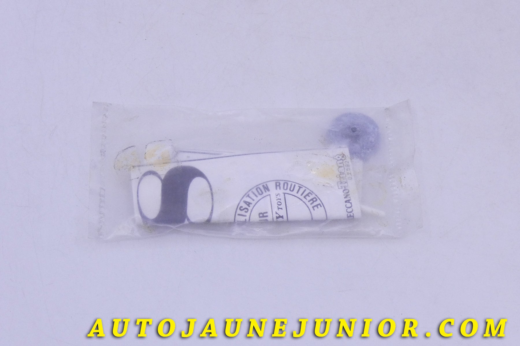 Le Dinky Toys Décoratif panneau virage droite gauche dangereux (Rare ; avec Abarth) est en vente sur Auto Jaune Junior ! Découvrez nos collections de diecast Dinky-Toys, Corgi, Corgi-Toys, Solido, Norev… AutoJaune Junior ; Retrouvez AutoJauneJunior au magasin AutoJaune Paris, ouvert en 1984 par Vincent Espinasse. 