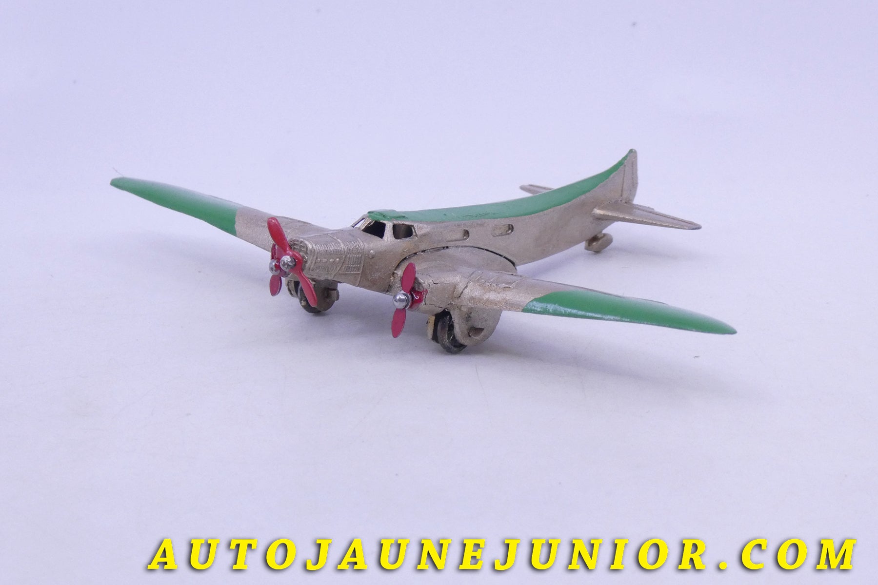 Le Dinky Toys Avion L'arc en ciel est en vente sur Auto Jaune Junior ! Découvrez nos collections de diecast Dinky-Toys, Corgi, Corgi-Toys, Solido, Norev… AutoJaune Junior ; Retrouvez AutoJauneJunior au magasin AutoJaune Paris, ouvert en 1984 par Vincent Espinasse. 