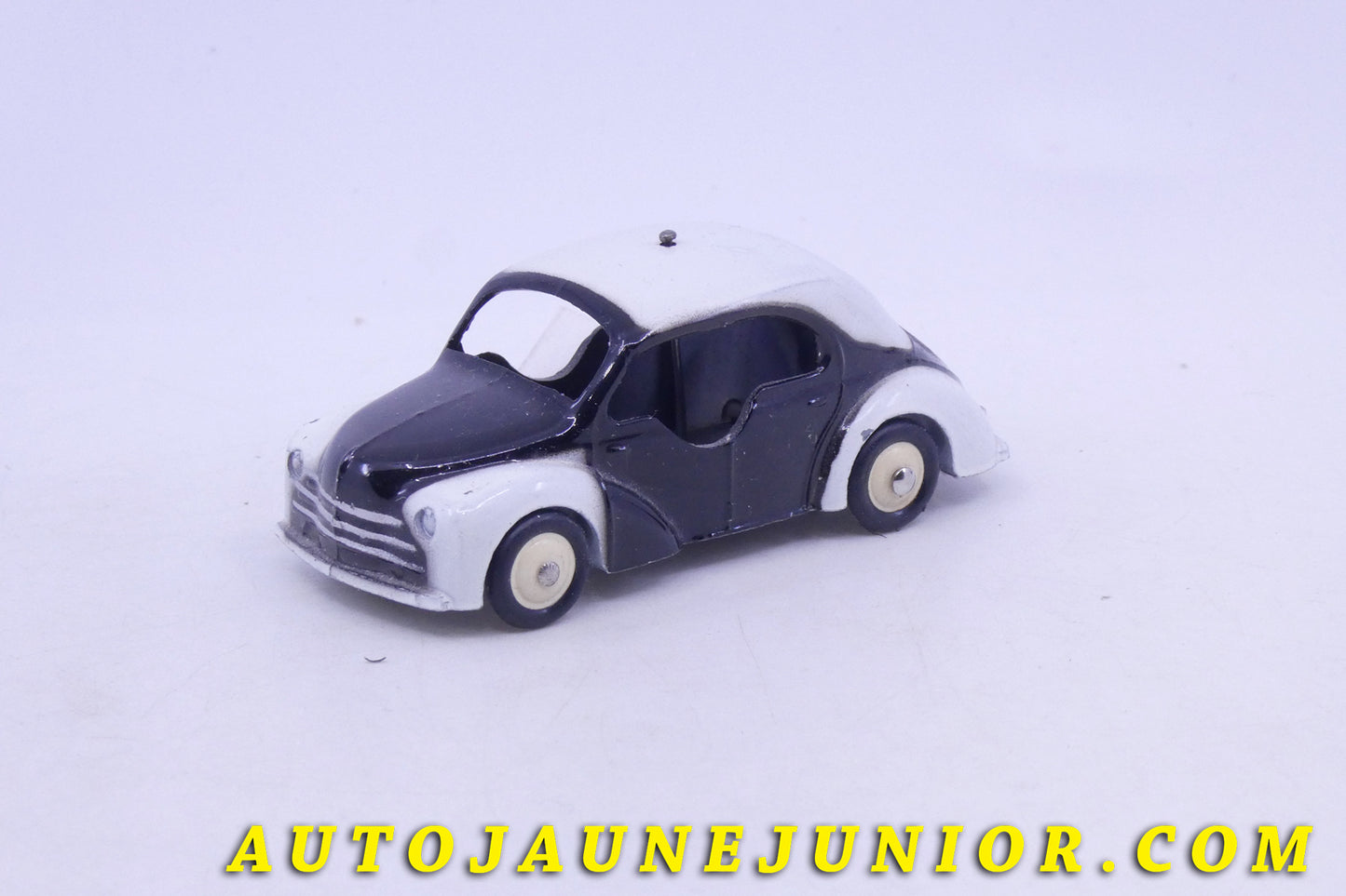 Le C-I-J Renault 4CV police portes échancrées est en vente sur Auto Jaune Junior ! Découvrez nos collections de diecast Dinky-Toys, Corgi, Corgi-Toys, Solido, Norev… AutoJaune Junior ; Retrouvez AutoJauneJunior au magasin AutoJaune Paris, ouvert en 1984 par Vincent Espinasse. 