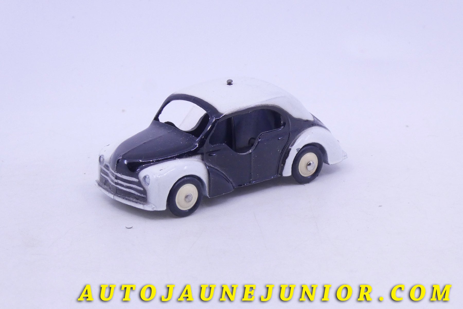 Le C-I-J Renault 4CV police portes échancrées est en vente sur Auto Jaune Junior ! Découvrez nos collections de diecast Dinky-Toys, Corgi, Corgi-Toys, Solido, Norev… AutoJaune Junior ; Retrouvez AutoJauneJunior au magasin AutoJaune Paris, ouvert en 1984 par Vincent Espinasse. 