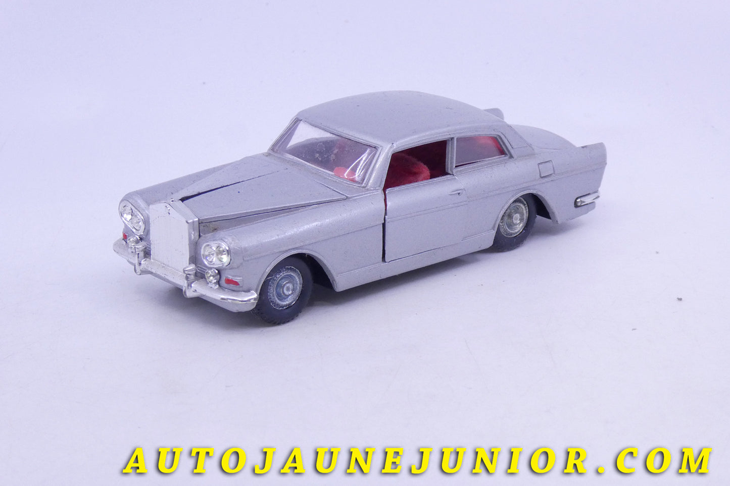 Le Politoys Rolls Royce Silver Cloud III est en vente sur Auto Jaune Junior ! Découvrez nos collections de diecast Dinky-Toys, Corgi, Corgi-Toys, Solido, Norev… AutoJaune Junior ; Retrouvez AutoJauneJunior au magasin AutoJaune Paris, ouvert en 1984 par Vincent Espinasse. 