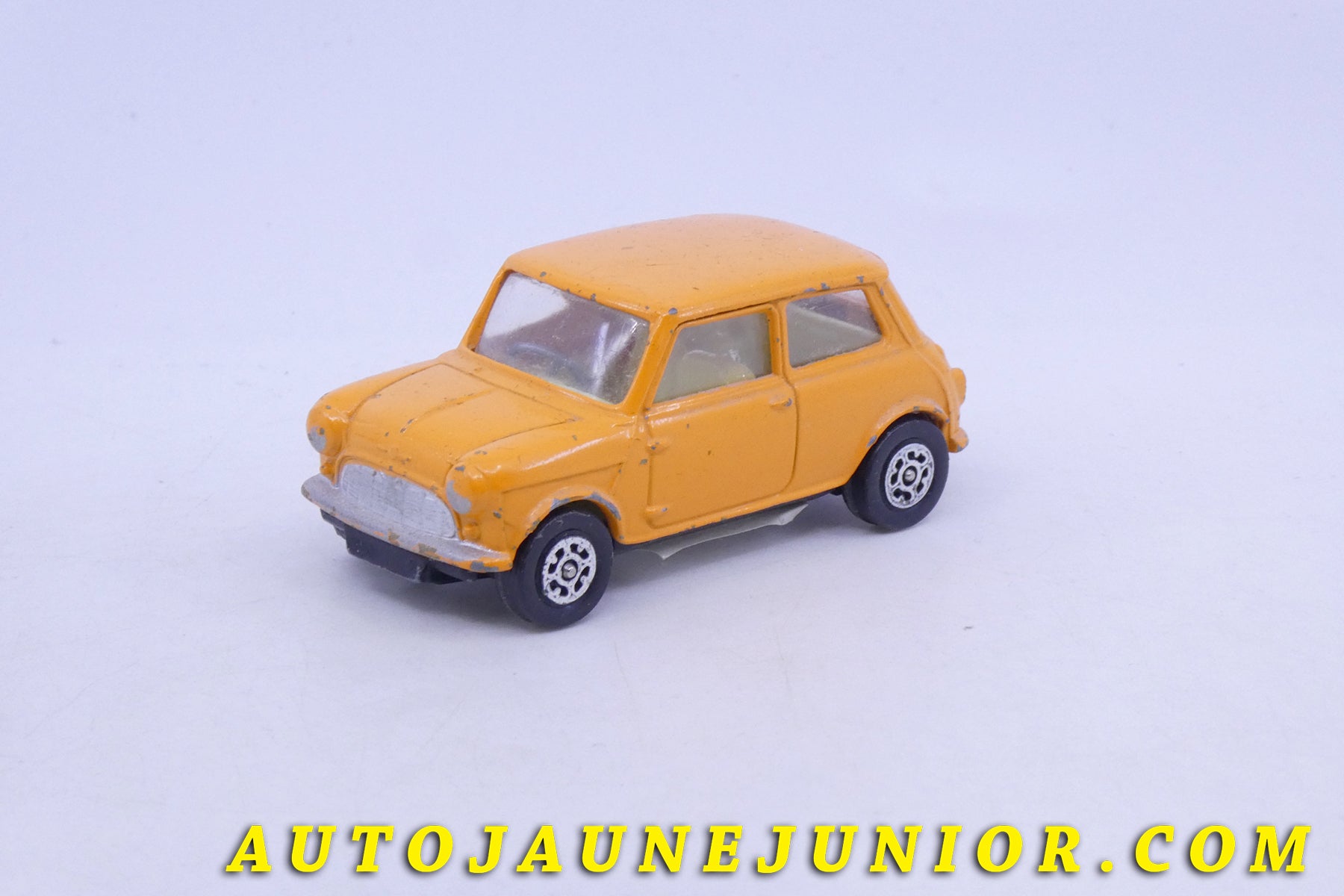 Le #10057 - Corgi Toys - Austin - Mini Minor (Rare !) est en vente sur Auto Jaune Junior ! Découvrez nos collections de diecast Dinky-Toys, Corgi, Corgi-Toys, Solido, Norev… Découvrez notre magasin physique , AutoJaune Paris, ouvert en 1984 par Vincent Espinasse. 41 rue Cavendish, 75019 Paris. Tel : 01 42 40 61 23. Ouvert les mardi et vendredi de 13h à 19h. 