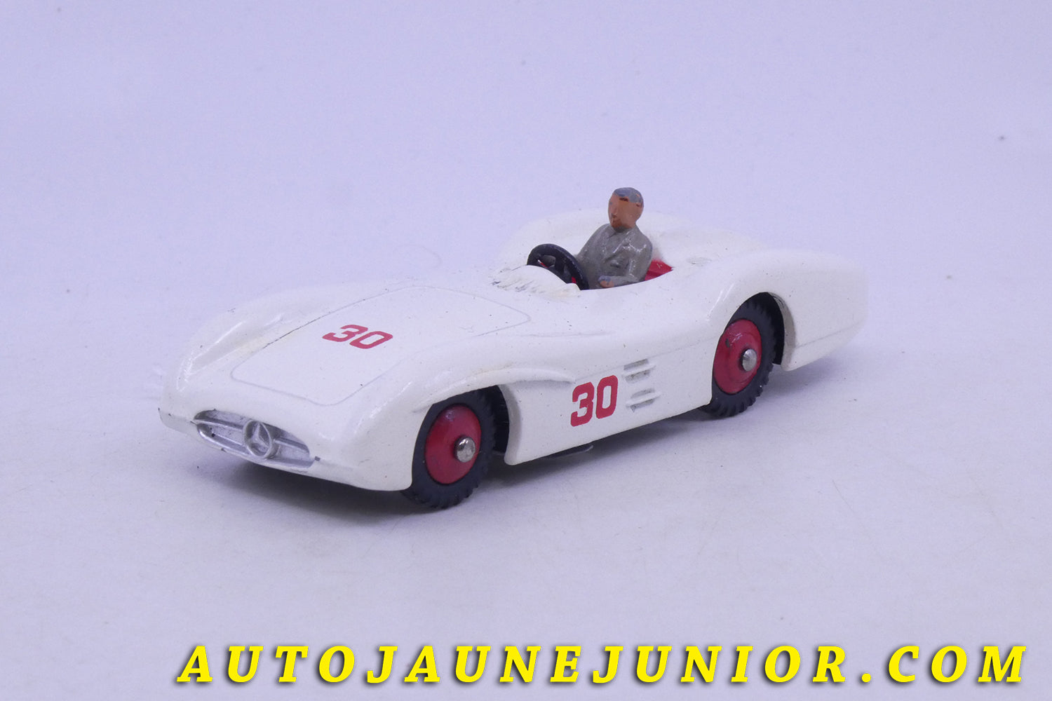 Le Dinky Toys Mercedes W196 monoplace caréne est en vente sur Auto Jaune Junior ! Découvrez nos collections de diecast Dinky-Toys, Corgi, Corgi-Toys, Solido, Norev… AutoJaune Junior ; Retrouvez AutoJauneJunior au magasin AutoJaune Paris, ouvert en 1984 par Vincent Espinasse. 