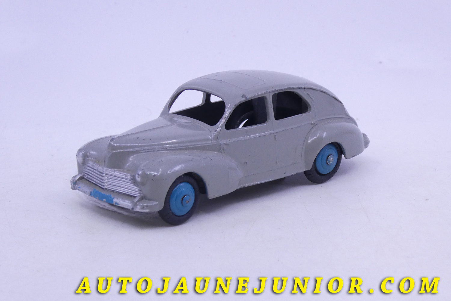 Le Dinky Toys Peugeot 203 Berline type 2 est en vente sur Auto Jaune Junior ! Découvrez nos collections de diecast Dinky-Toys, Corgi, Corgi-Toys, Solido, Norev… AutoJaune Junior ; Retrouvez AutoJauneJunior au magasin AutoJaune Paris, ouvert en 1984 par Vincent Espinasse. 
