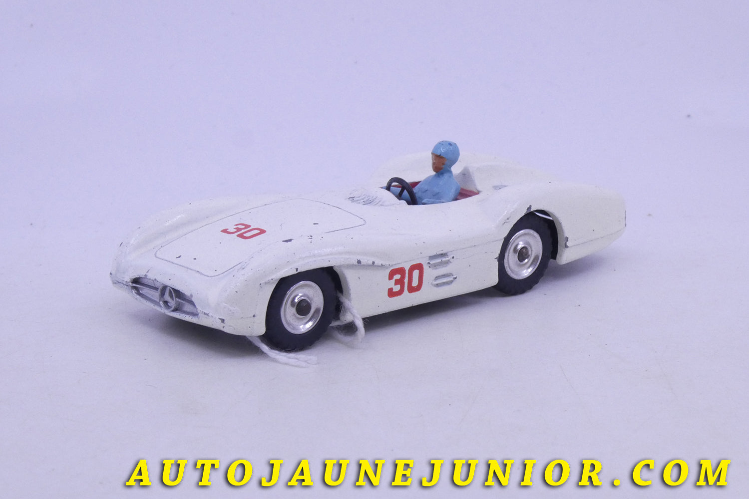 Le Dinky Toys Mercedes W196 monoplace caréne (jantes aluminium) est en vente sur Auto Jaune Junior ! Découvrez nos collections de diecast Dinky-Toys, Corgi, Corgi-Toys, Solido, Norev… AutoJaune Junior ; Retrouvez AutoJauneJunior au magasin AutoJaune Paris, ouvert en 1984 par Vincent Espinasse. 
