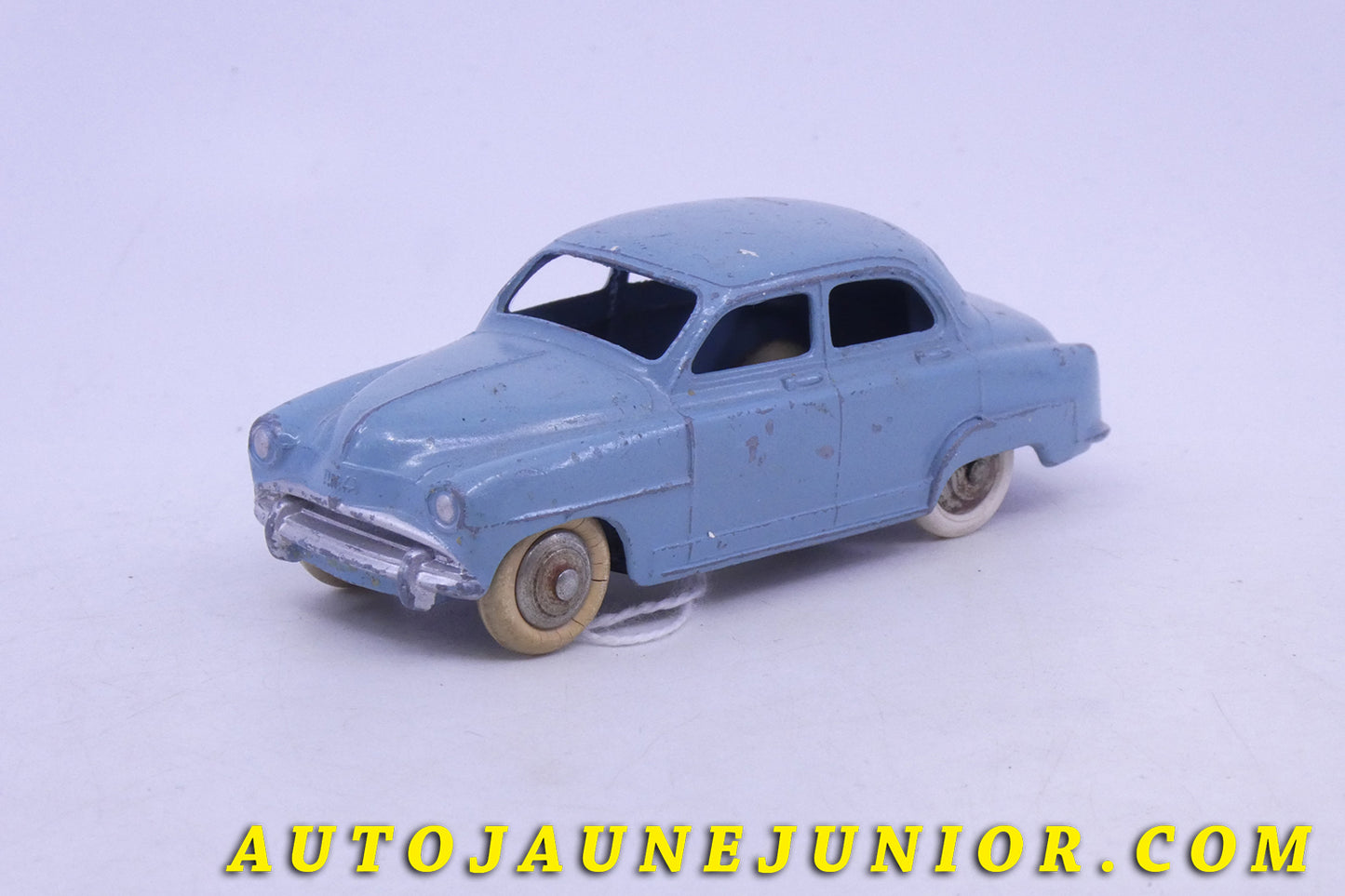 Le Dinky Toys Simca Aronde Elysée unicolore est en vente sur Auto Jaune Junior ! Découvrez nos collections de diecast Dinky-Toys, Corgi, Corgi-Toys, Solido, Norev… AutoJaune Junior ; Retrouvez AutoJauneJunior au magasin AutoJaune Paris, ouvert en 1984 par Vincent Espinasse. 