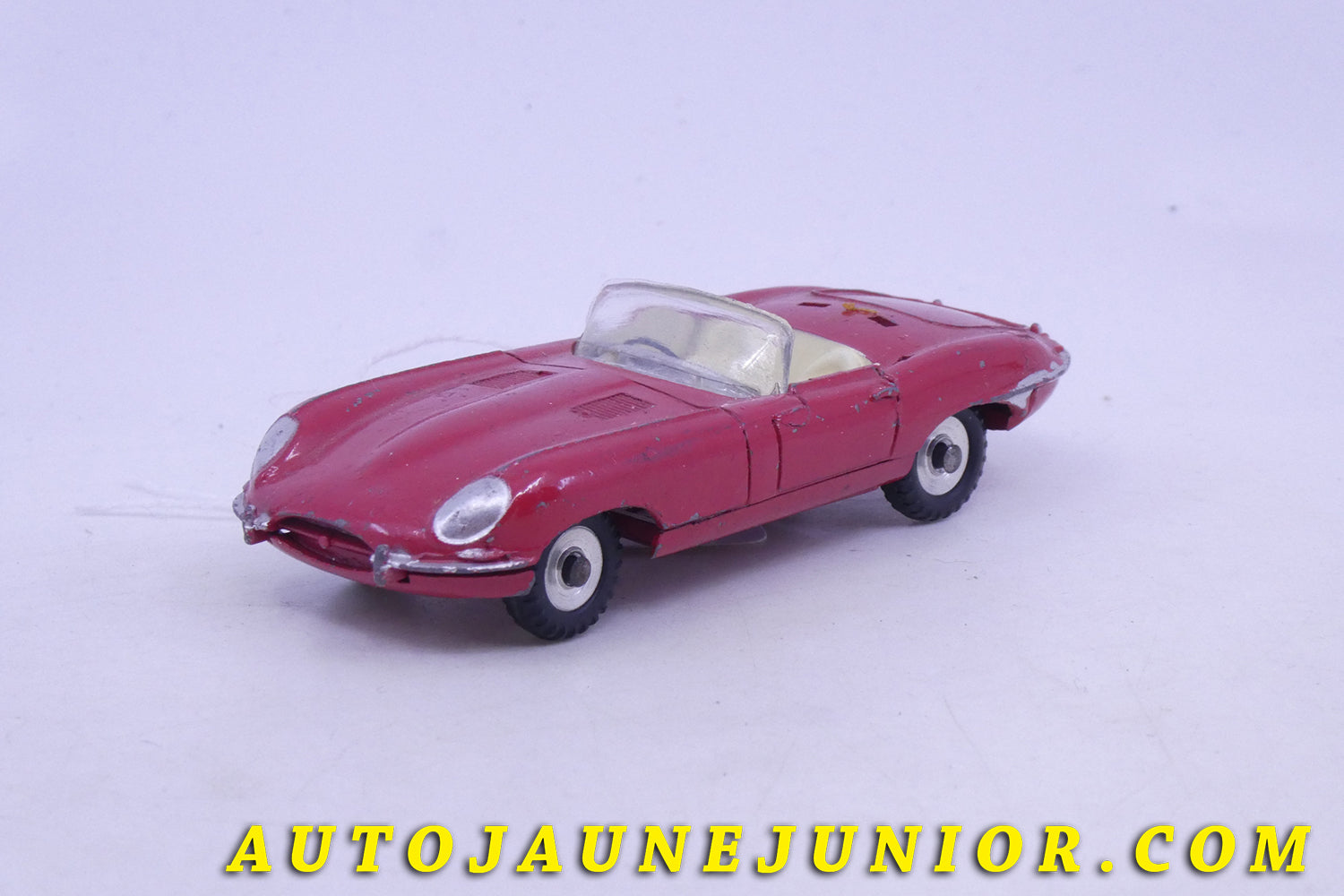 Le Dinky Toys Jaguar Type E Cabriolet (sans hard Top) est en vente sur Auto Jaune Junior ! Découvrez nos collections de diecast Dinky-Toys, Corgi, Corgi-Toys, Solido, Norev… AutoJaune Junior ; Retrouvez AutoJauneJunior au magasin AutoJaune Paris, ouvert en 1984 par Vincent Espinasse. 