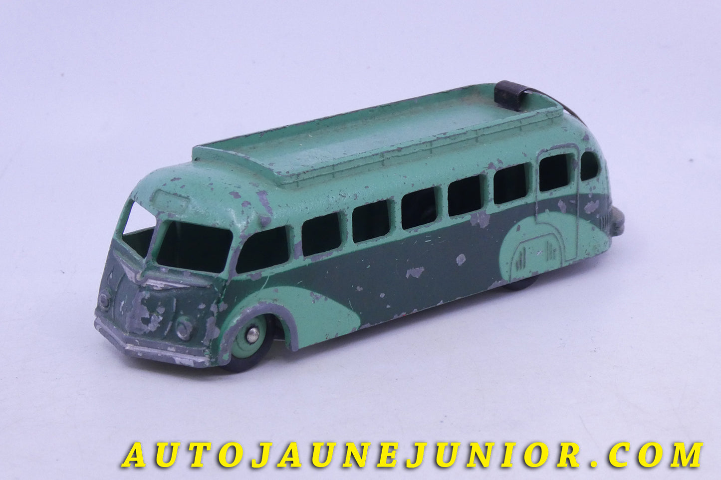 Le Dinky Toys Isobloc car de voyage type 1 est en vente sur Auto Jaune Junior ! Découvrez nos collections de diecast Dinky-Toys, Corgi, Corgi-Toys, Solido, Norev… AutoJaune Junior ; Retrouvez AutoJauneJunior au magasin AutoJaune Paris, ouvert en 1984 par Vincent Espinasse. 